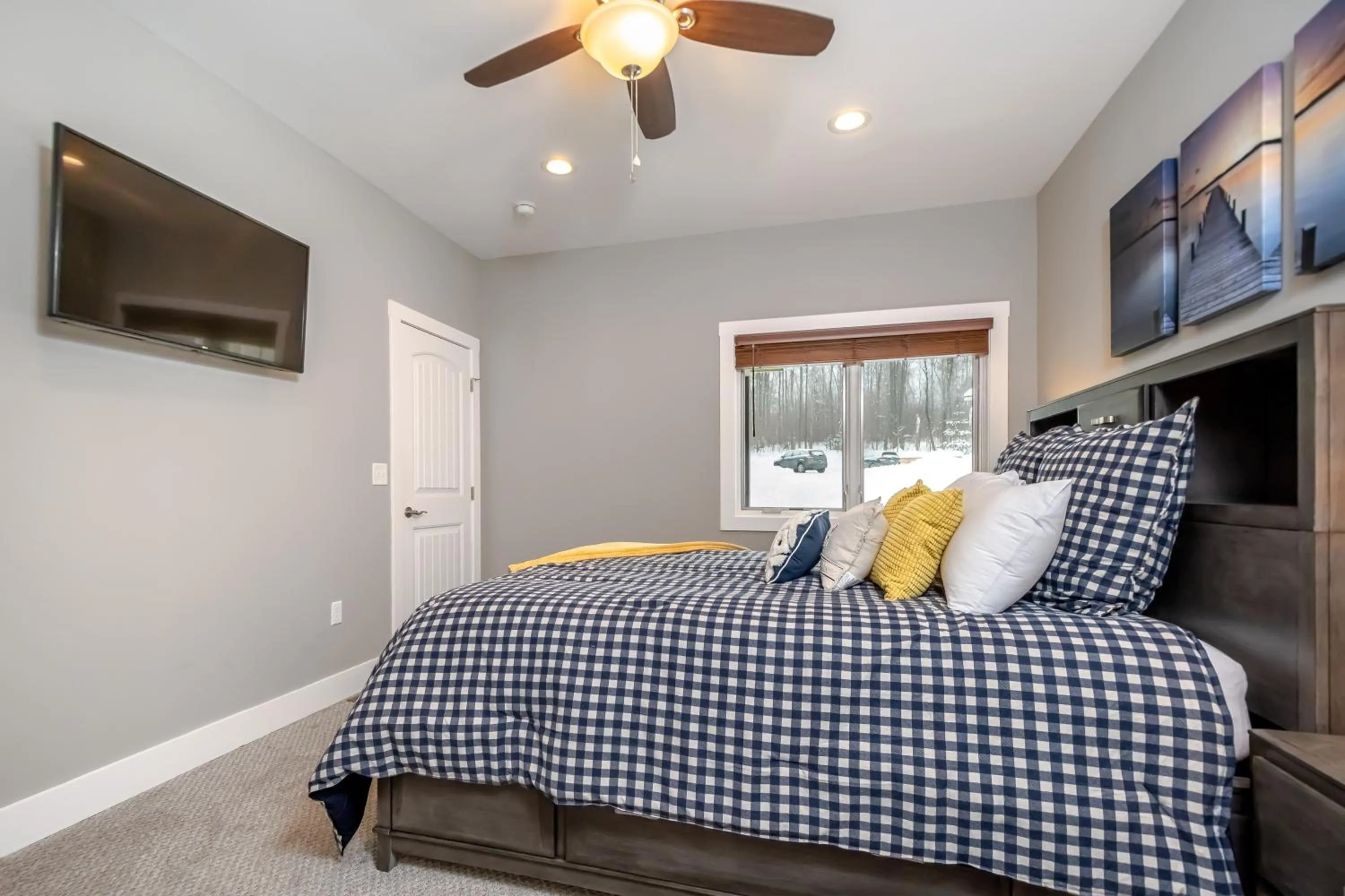 Property building, Bed in Alla Famiglia