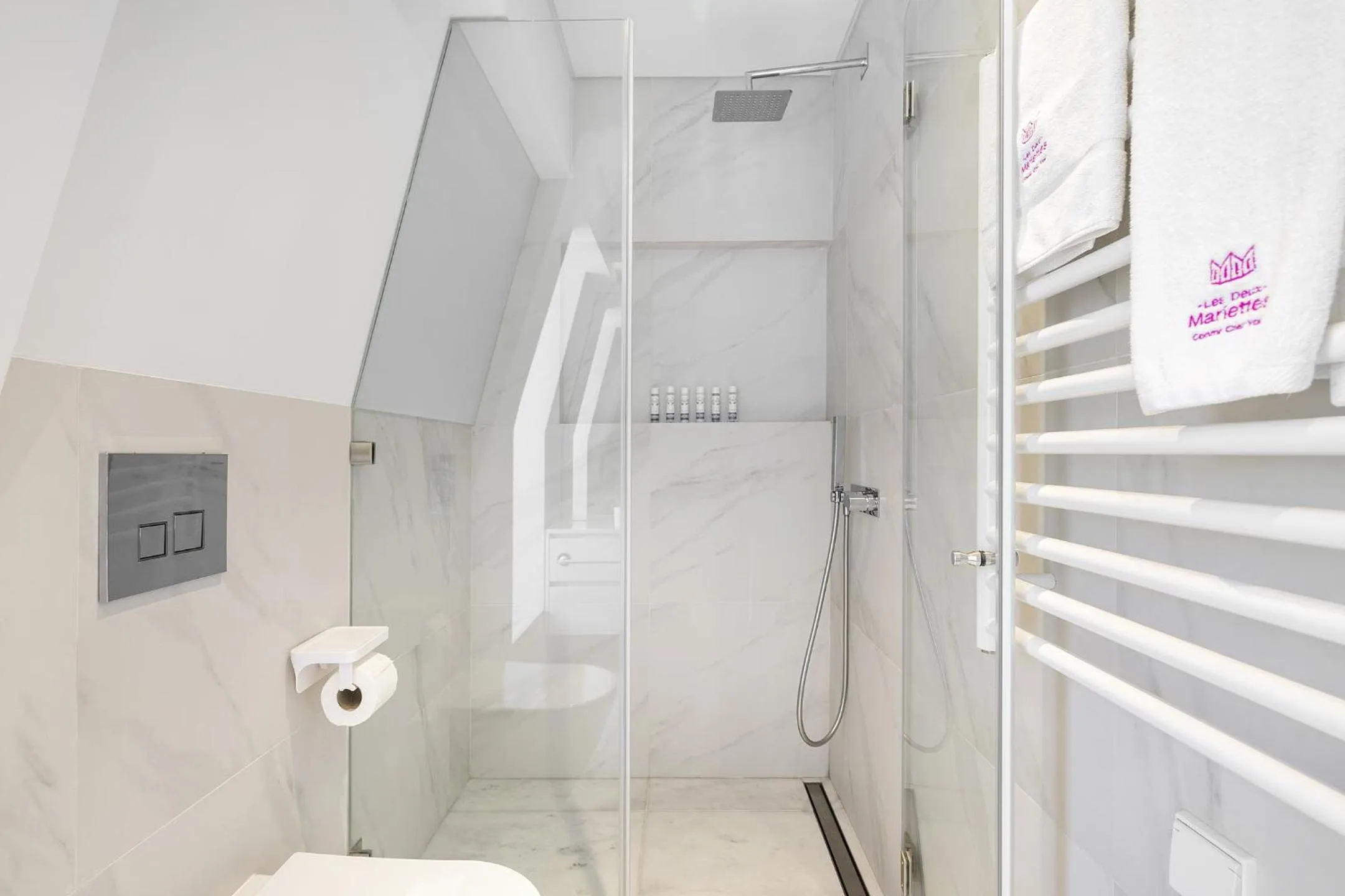 Shower in Les Deux Mariettes Apartments & Suites