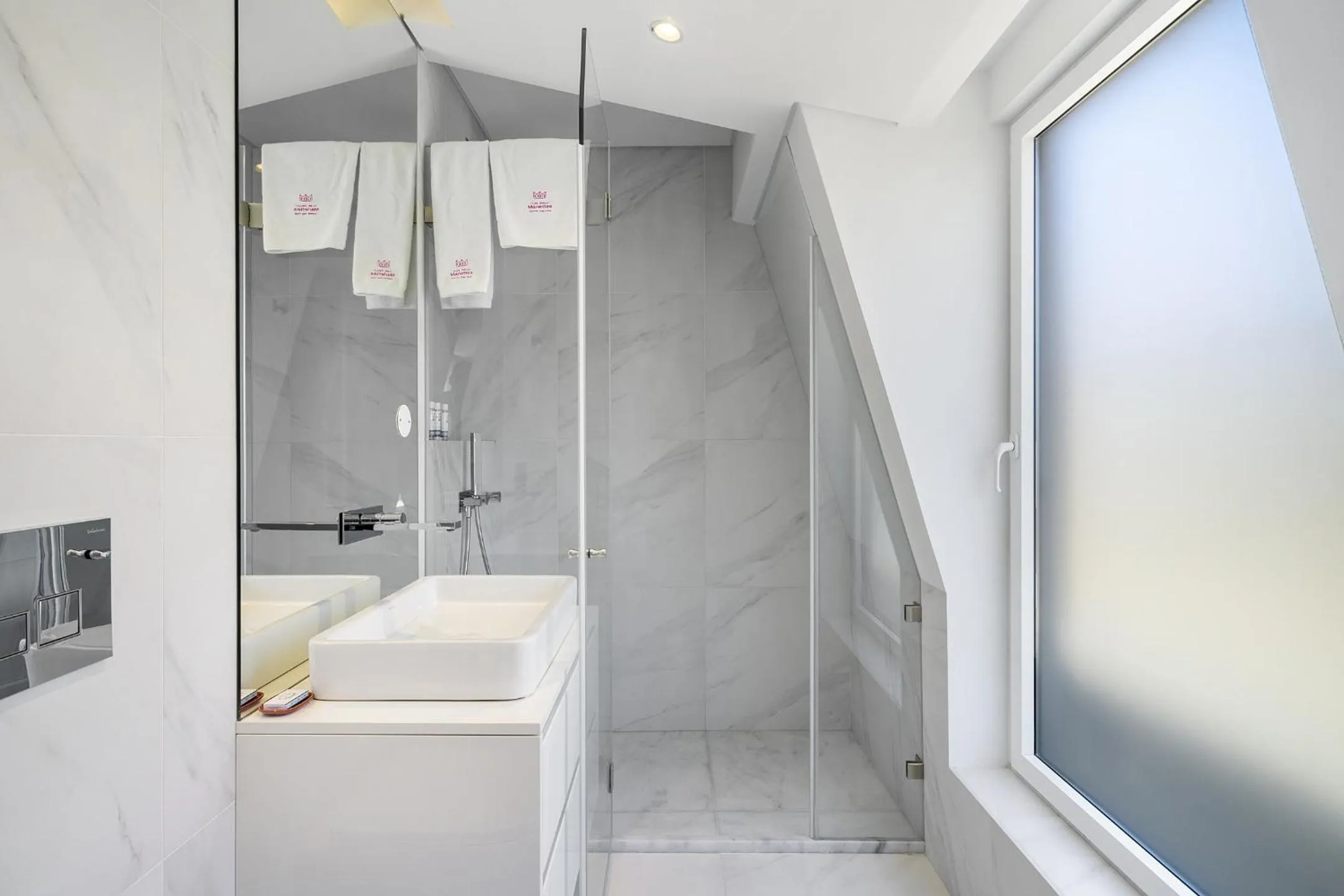 Shower in Les Deux Mariettes Apartments & Suites