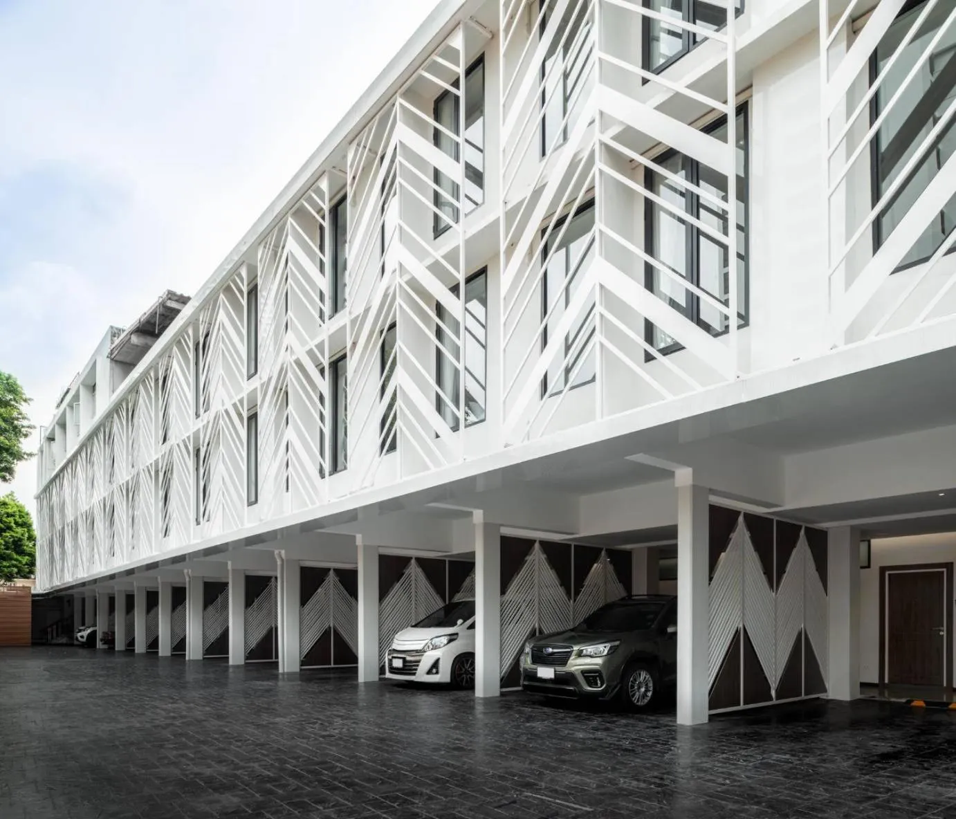 Parking in Lucky Hotel Bangkok