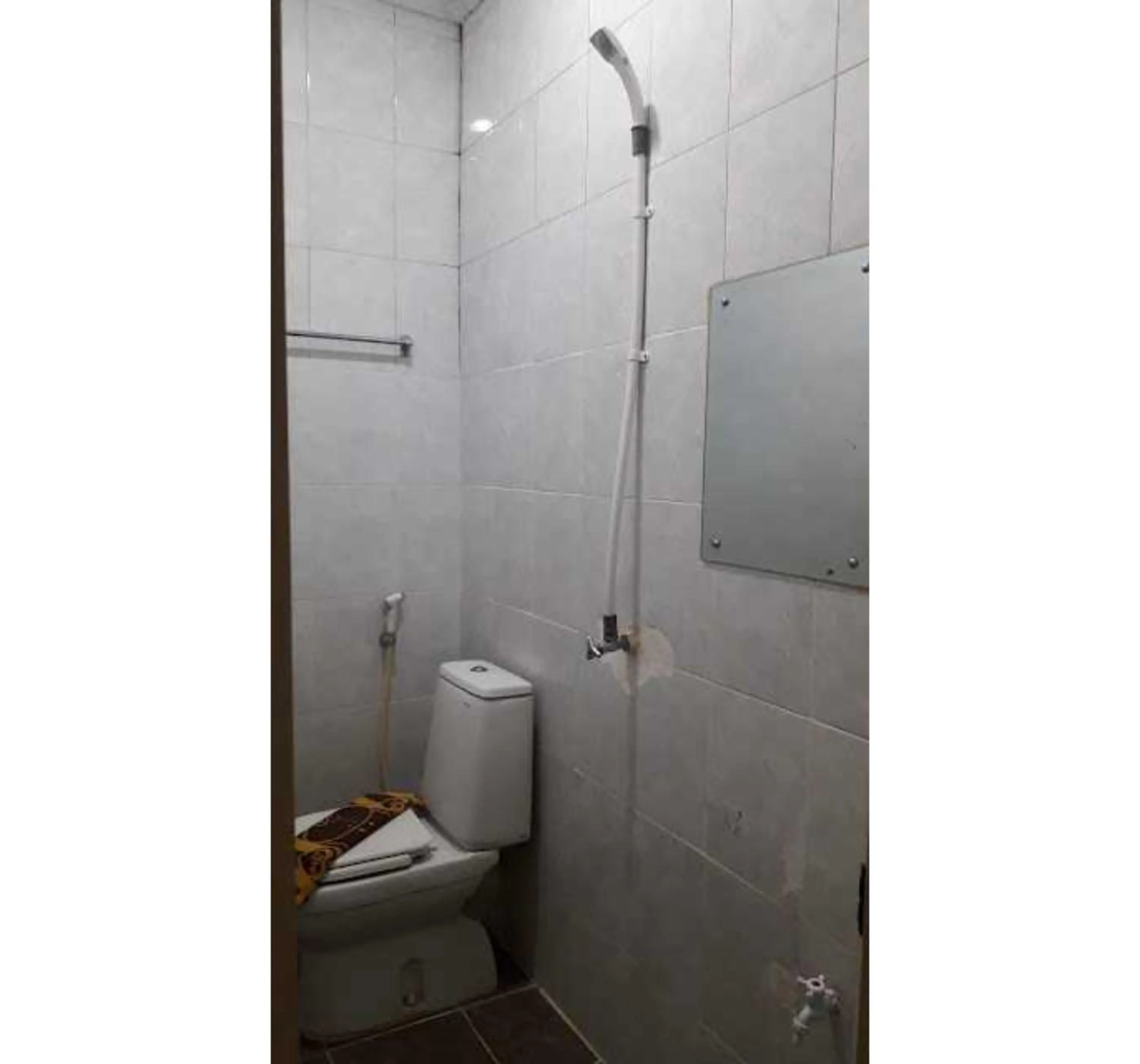 Bathroom in EXPRESS O 91674 Penginapan Bm Prima