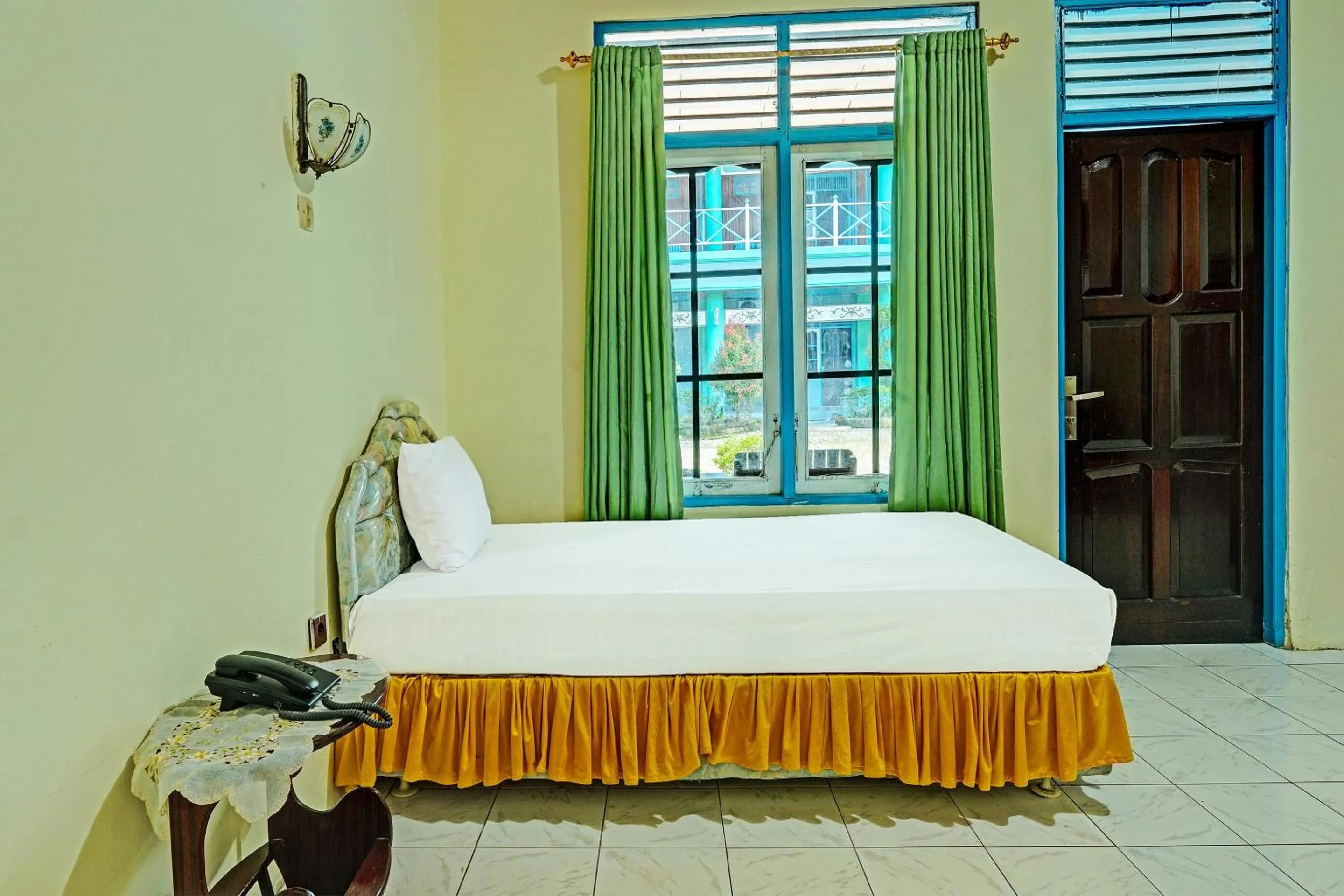 Bedroom in Capital O 91806 Hotel Batu Suli