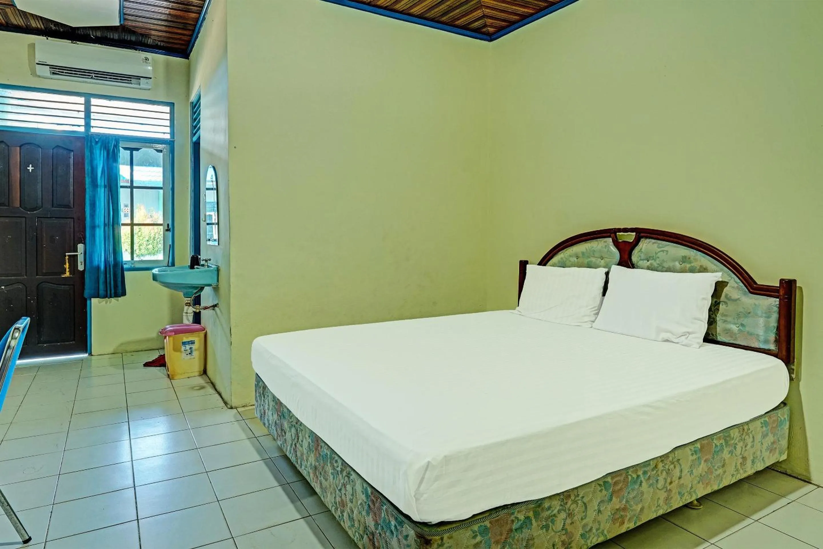 Bedroom in Capital O 91806 Hotel Batu Suli