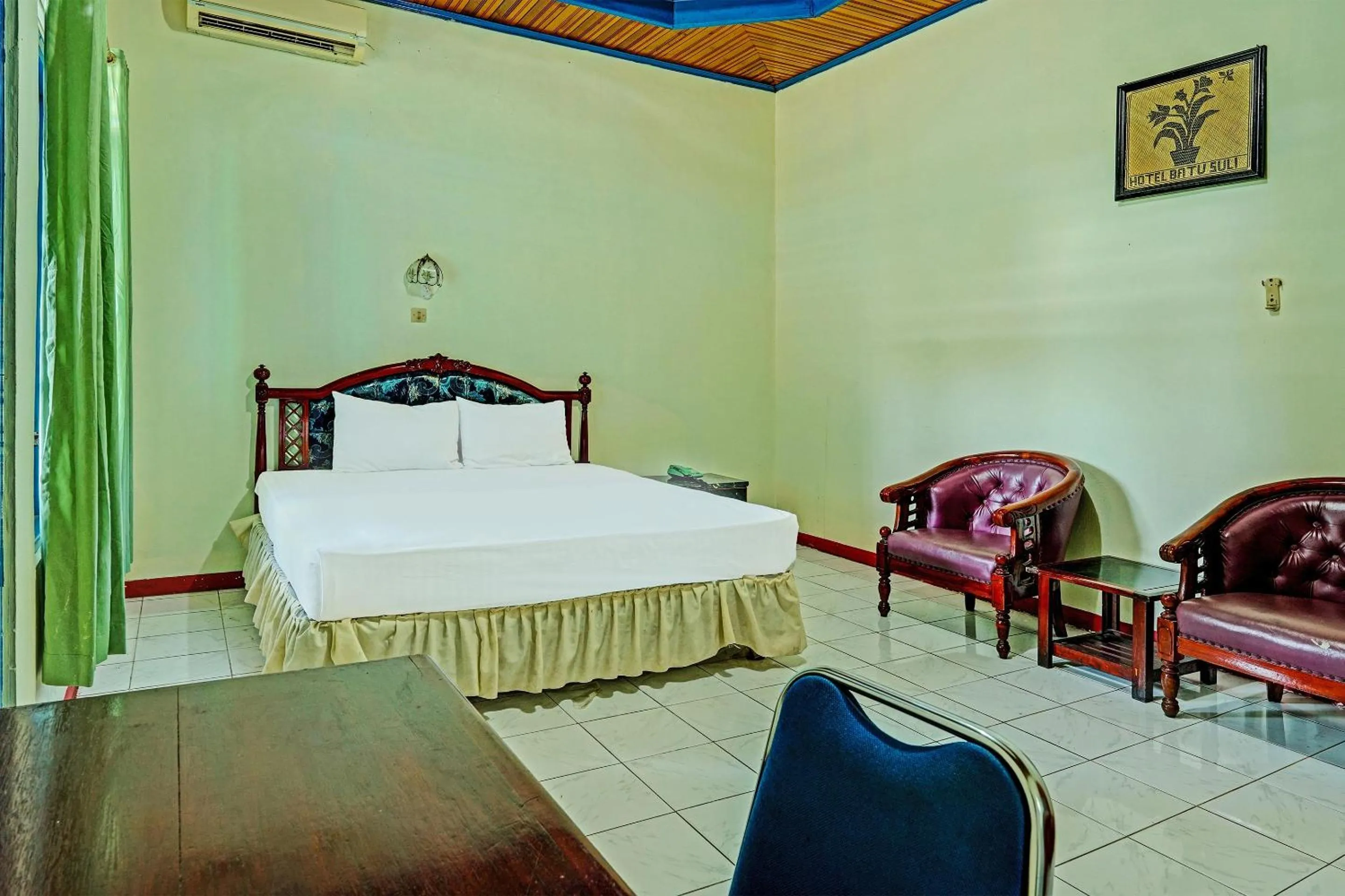 Bedroom in Capital O 91806 Hotel Batu Suli