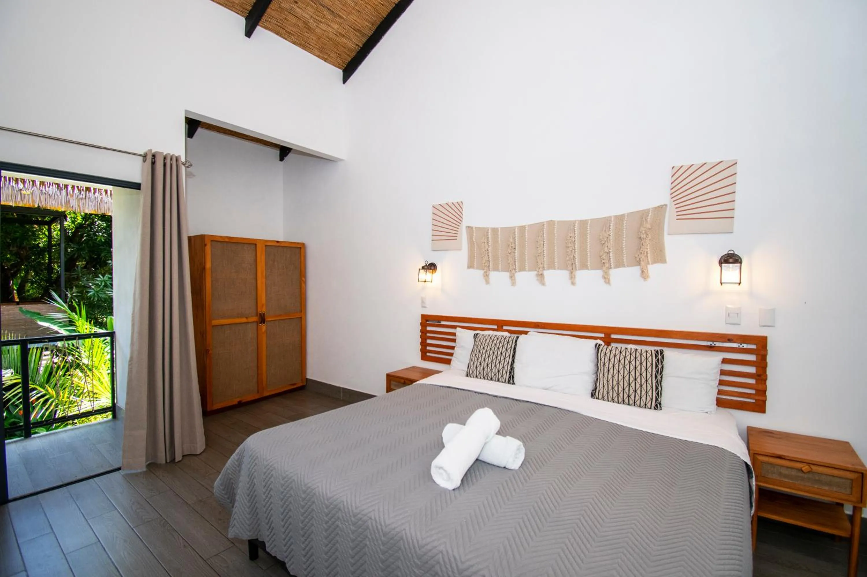 Property building, Bed in Yuli Hotel