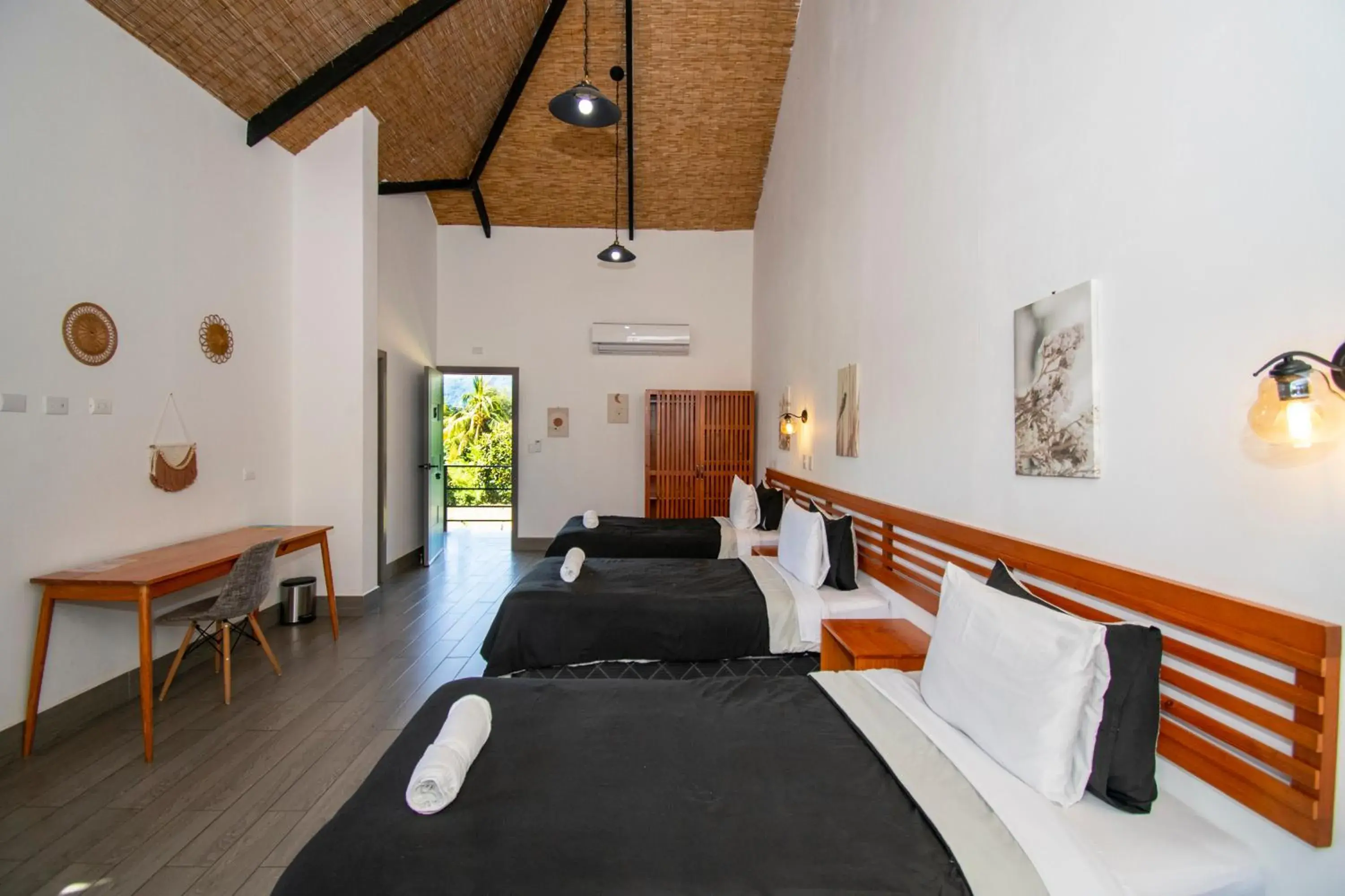 Triple Room with Pool View in Yuli Hotel Triple Room with Pool View in Yuli Hotel