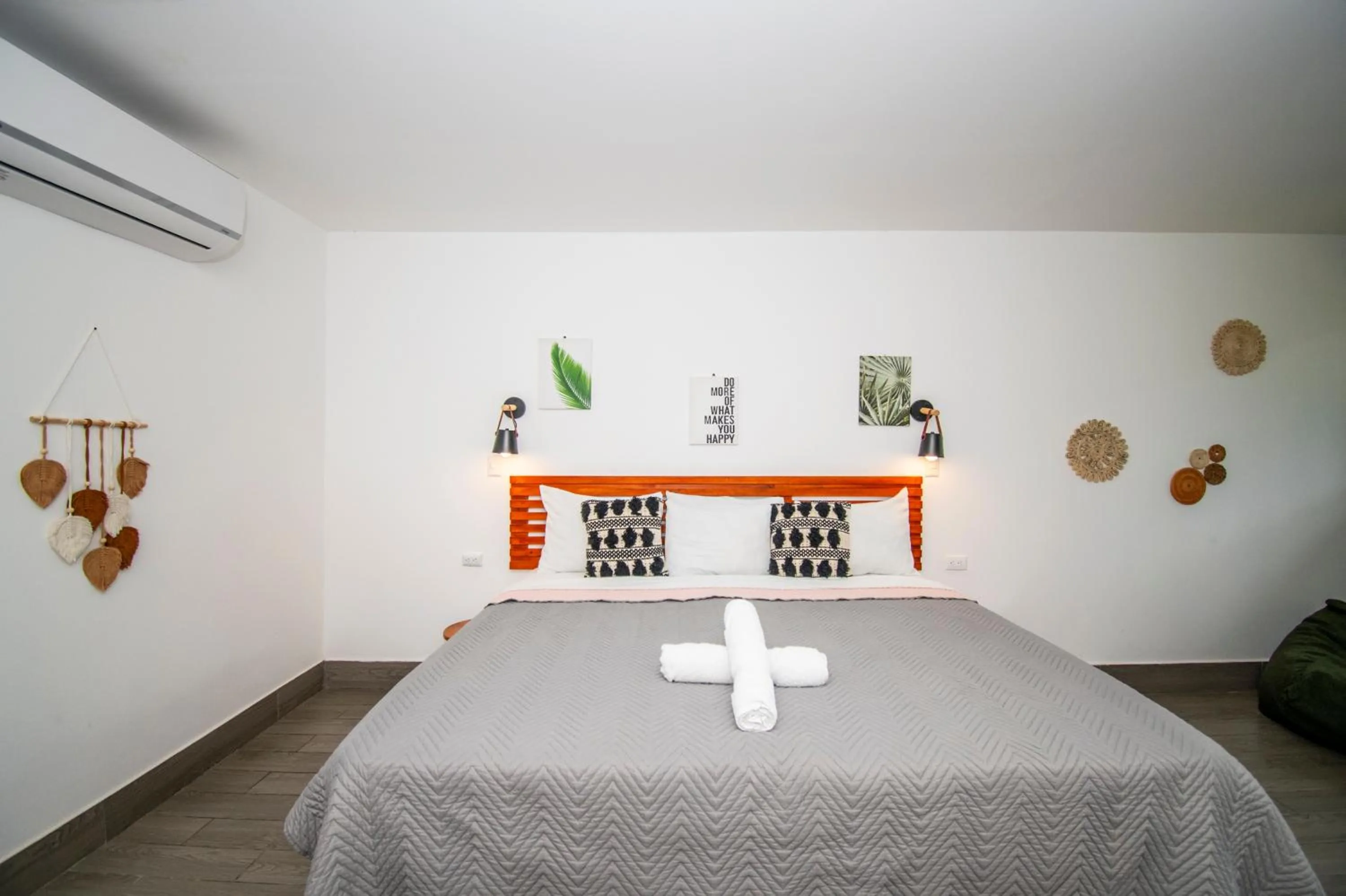 Property building, Bed in Yuli Hotel