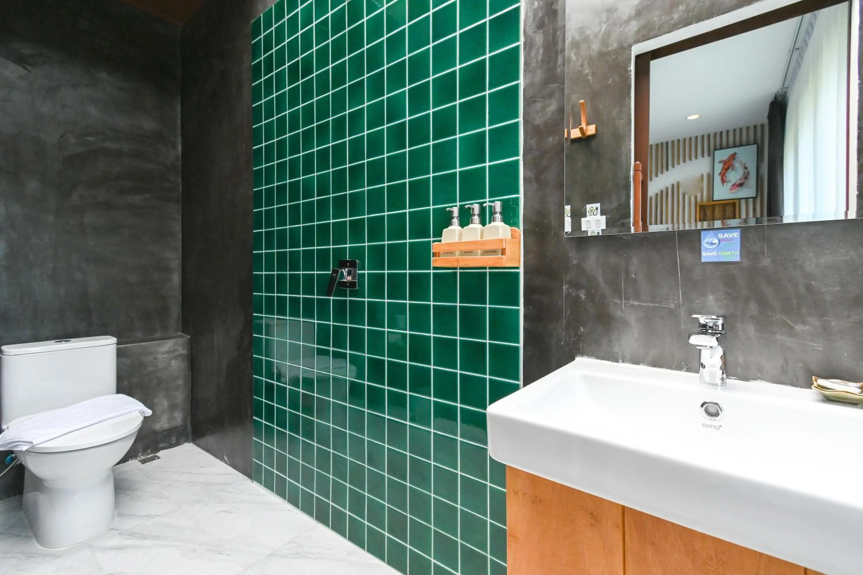 Toilet in Cascade Tara