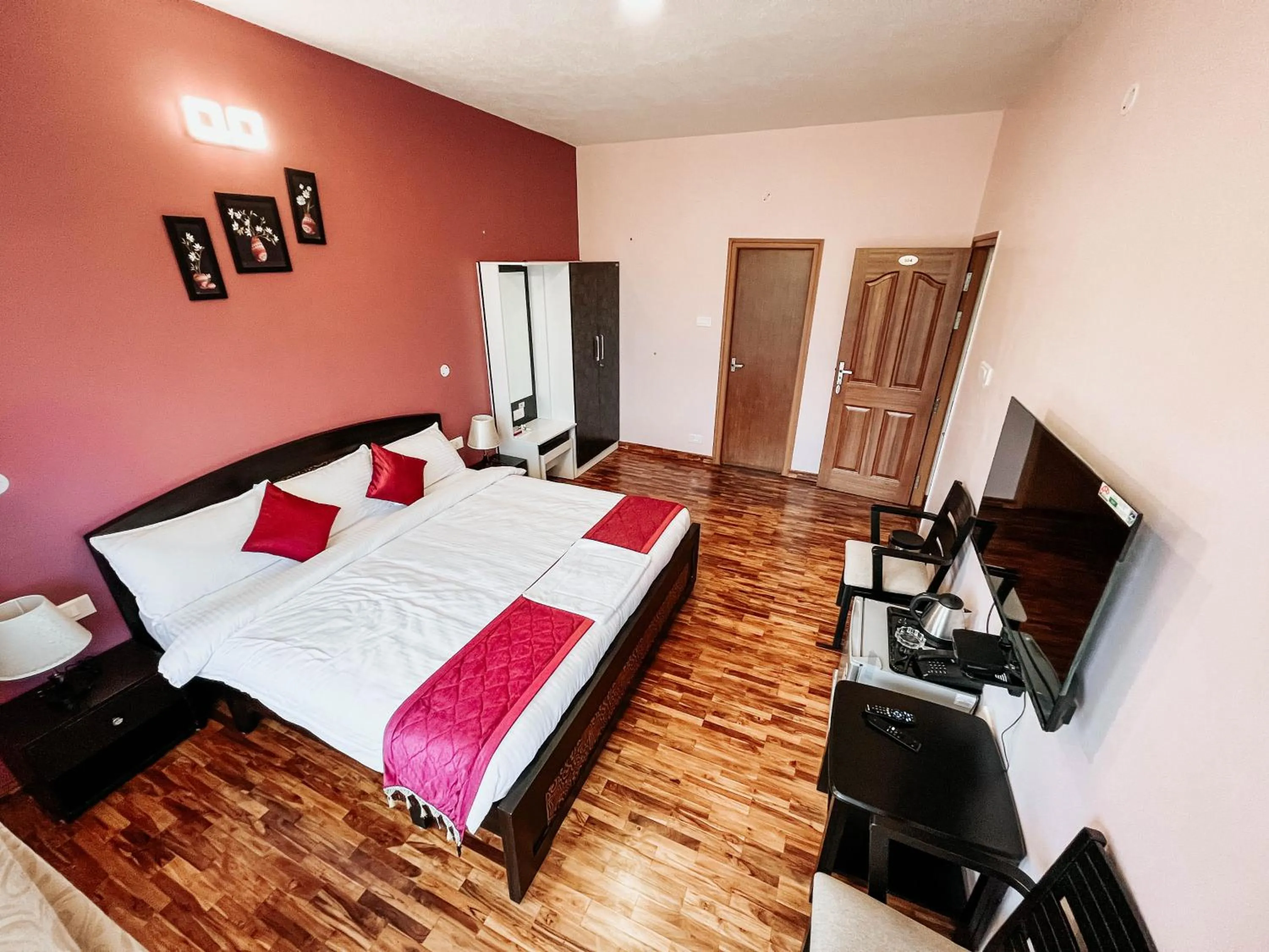 Communal lounge/ TV room, Bed in PURPLE ORCHID BY XACRO XPERIENCES