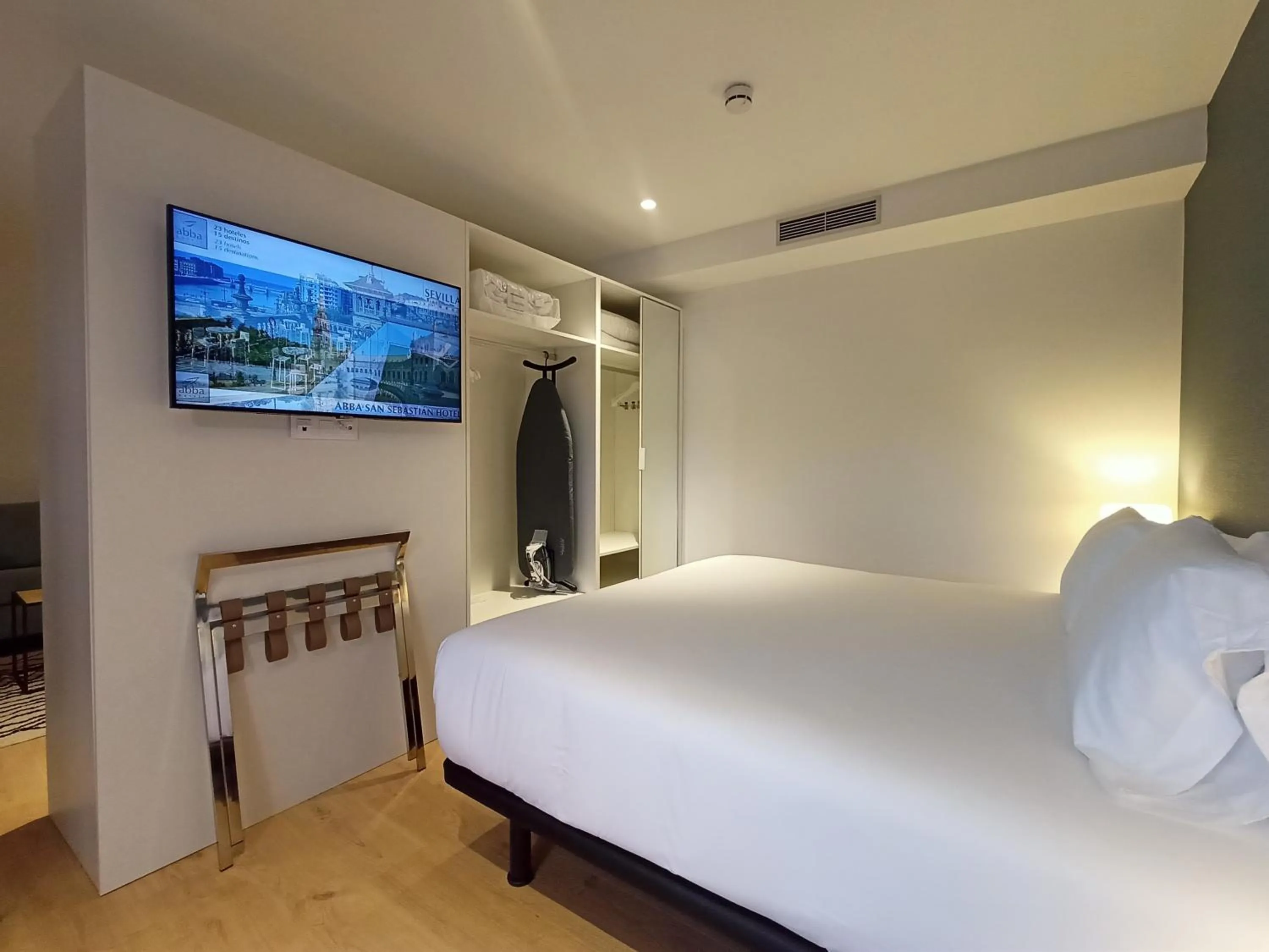 Bed in abba Apartments Playa de Gros San Sebastián