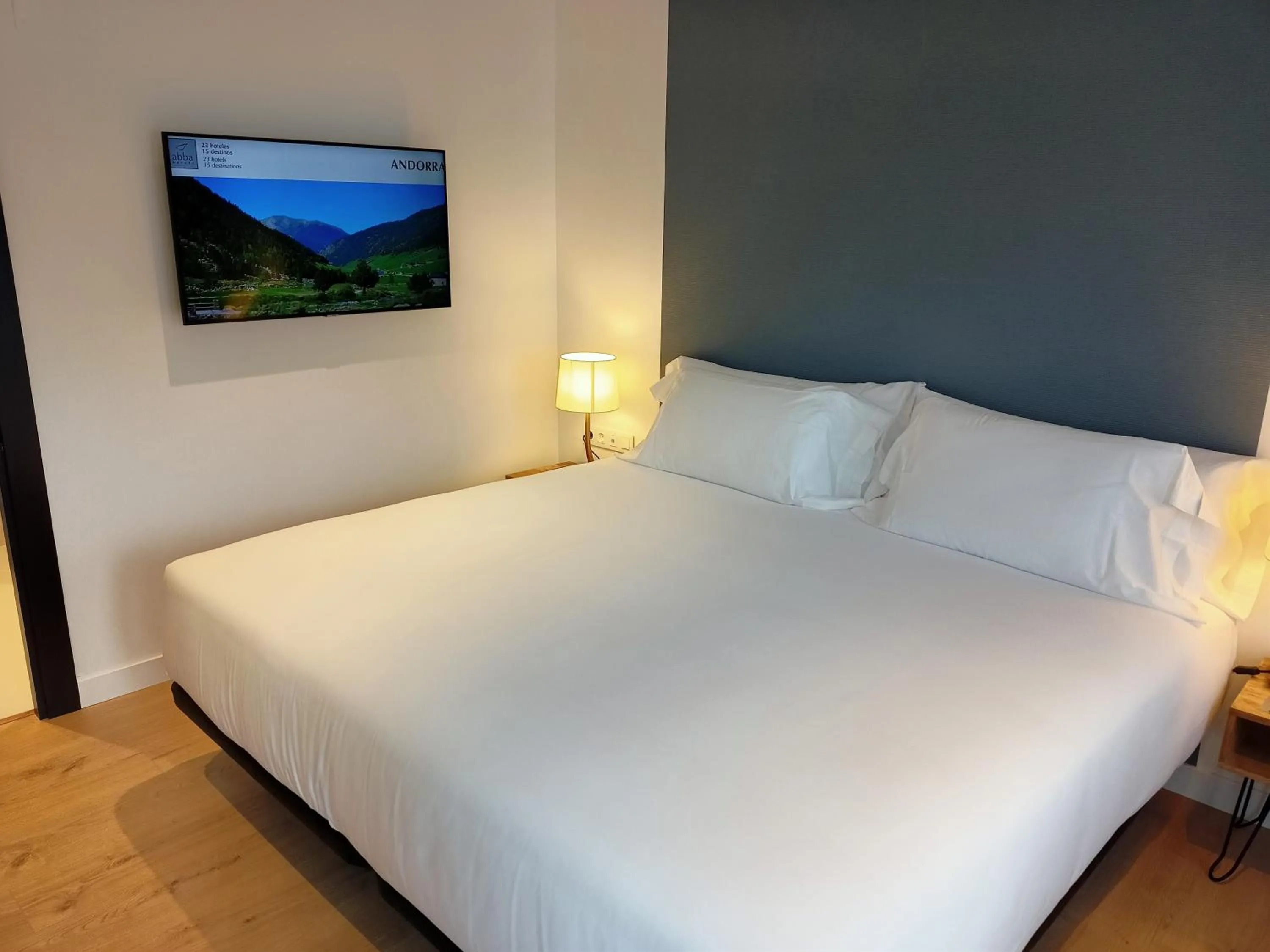 Bed in abba Apartments Playa de Gros San Sebastián