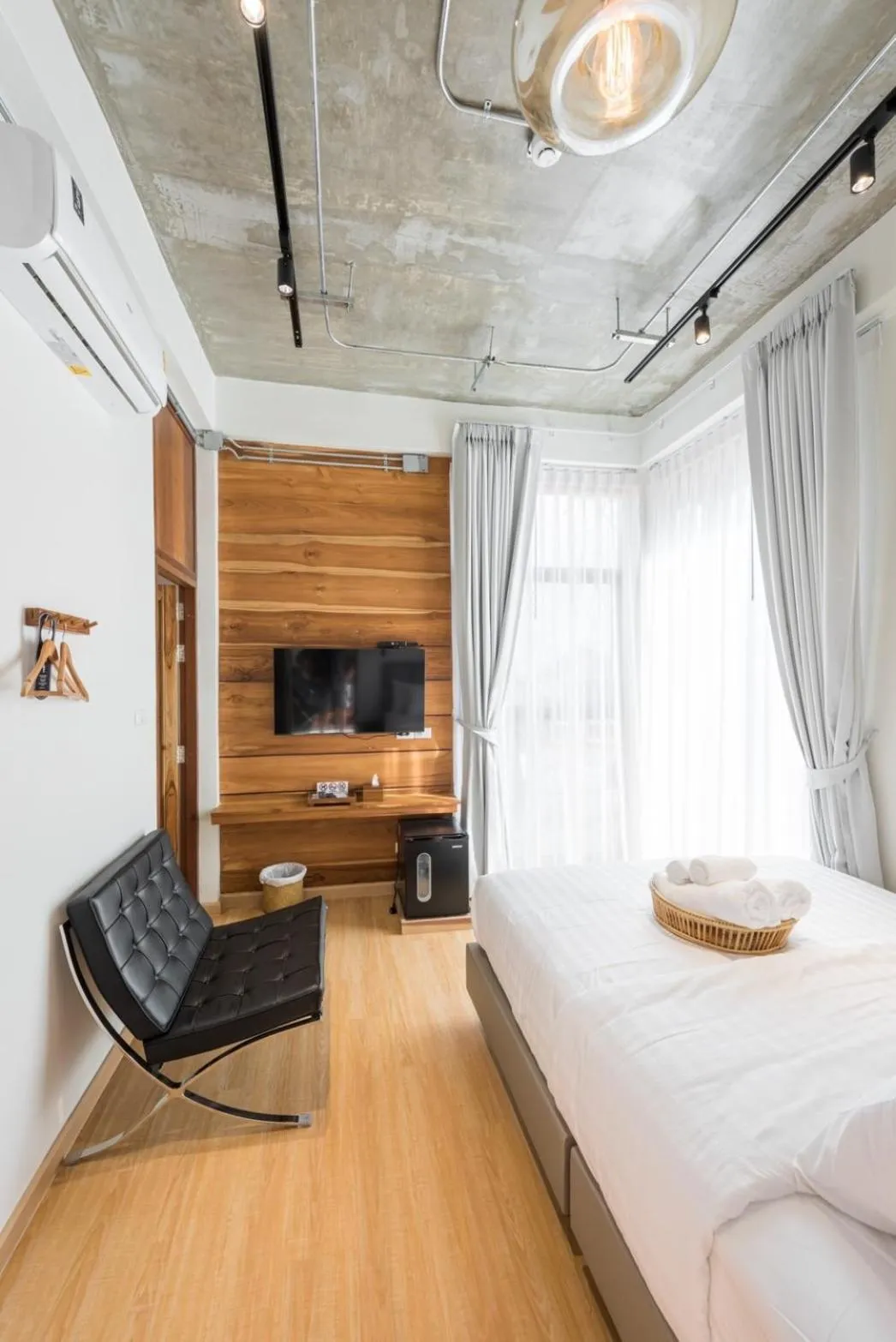 Photo of the whole room, Bed in U chaikhong