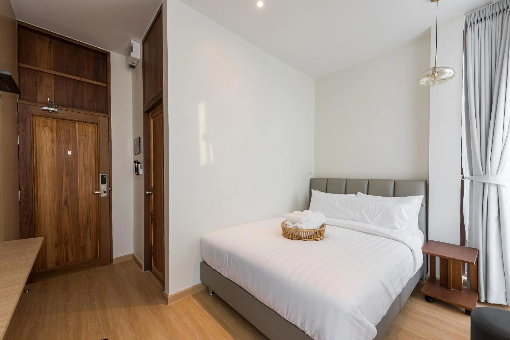 Photo of the whole room, Bed in U chaikhong