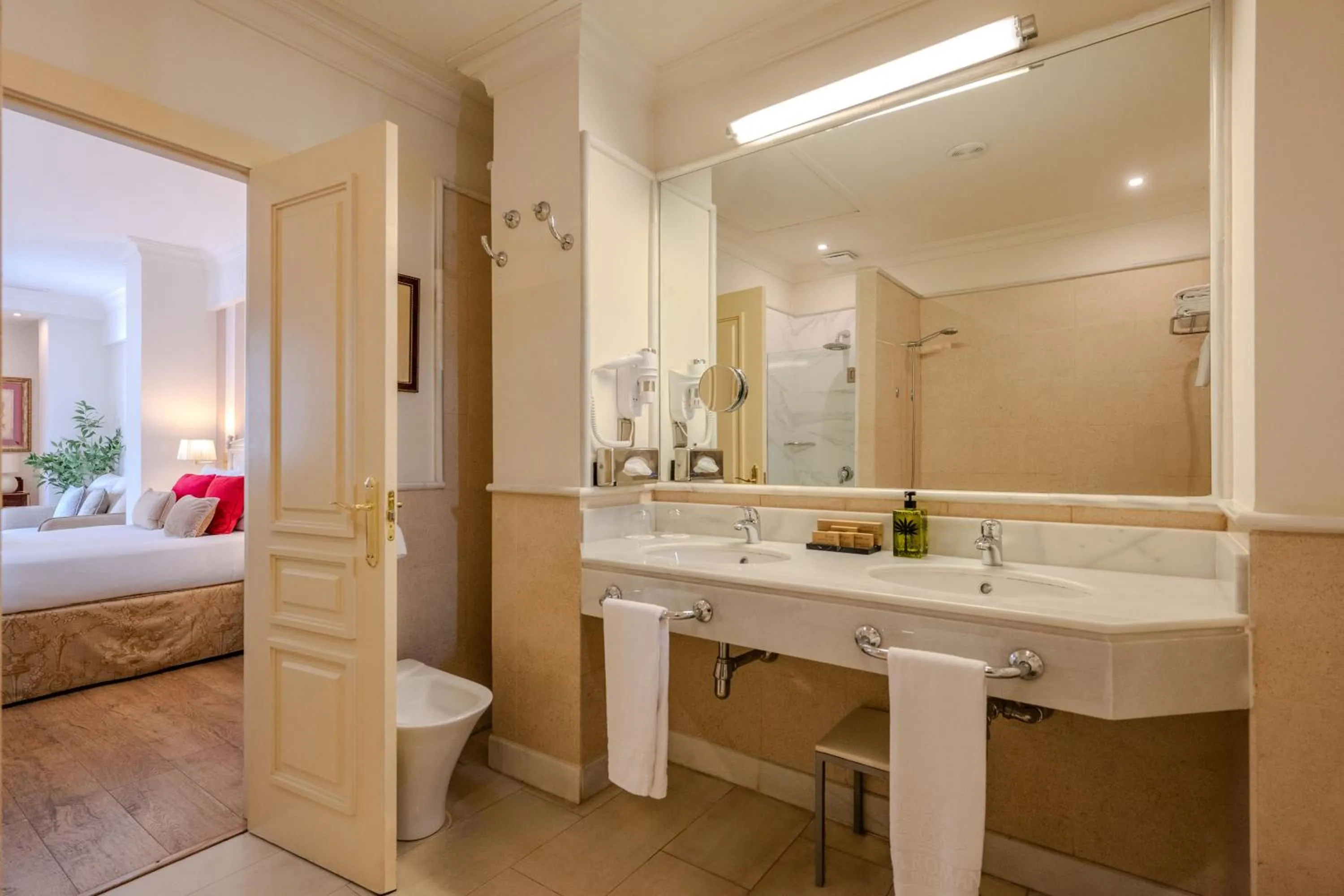 Bathroom, Bed in Casa Romana Hotel Boutique