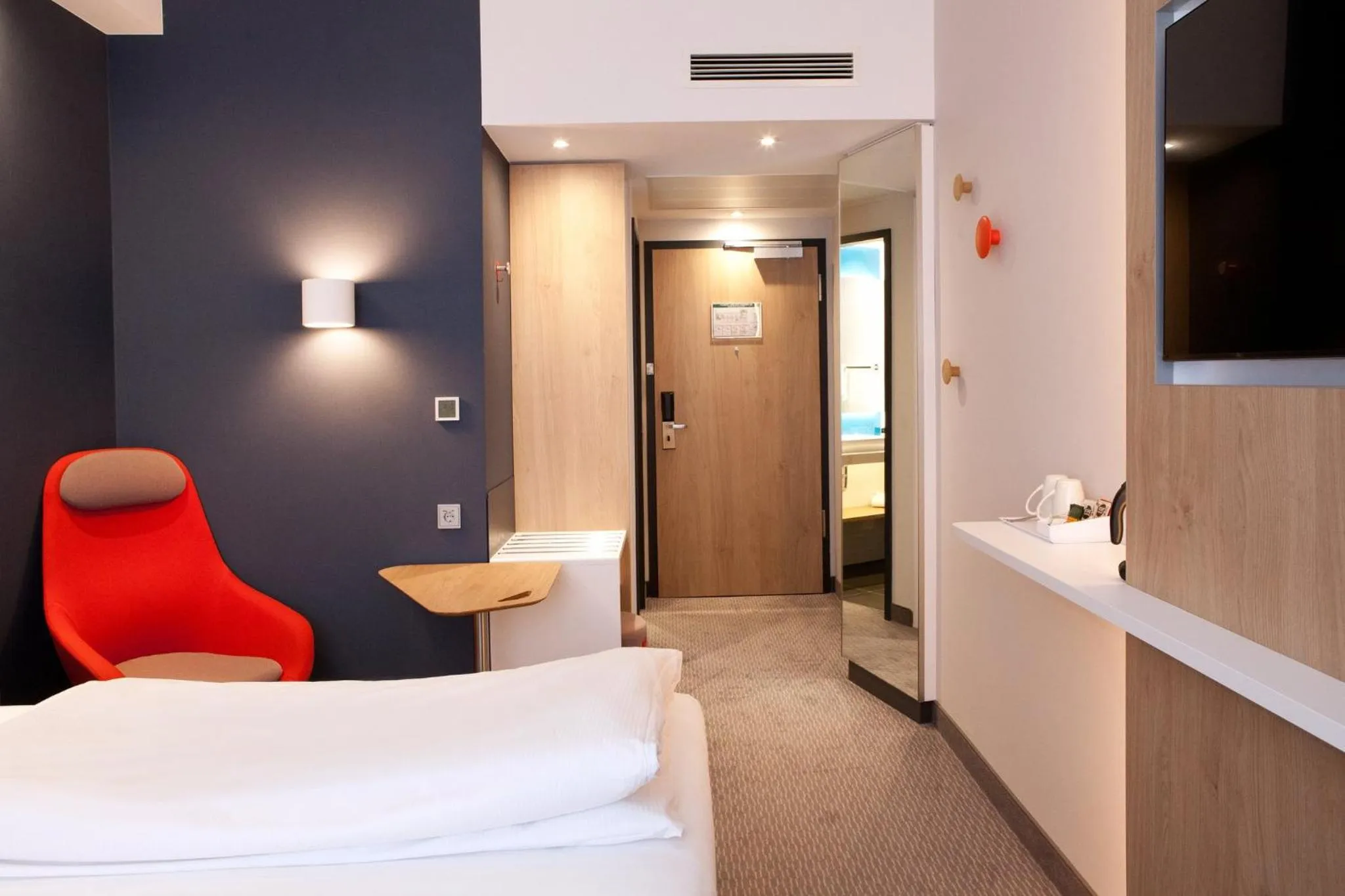 Photo of the whole room, Bed in Holiday Inn Express & Suites - Basel - Allschwil by IHG