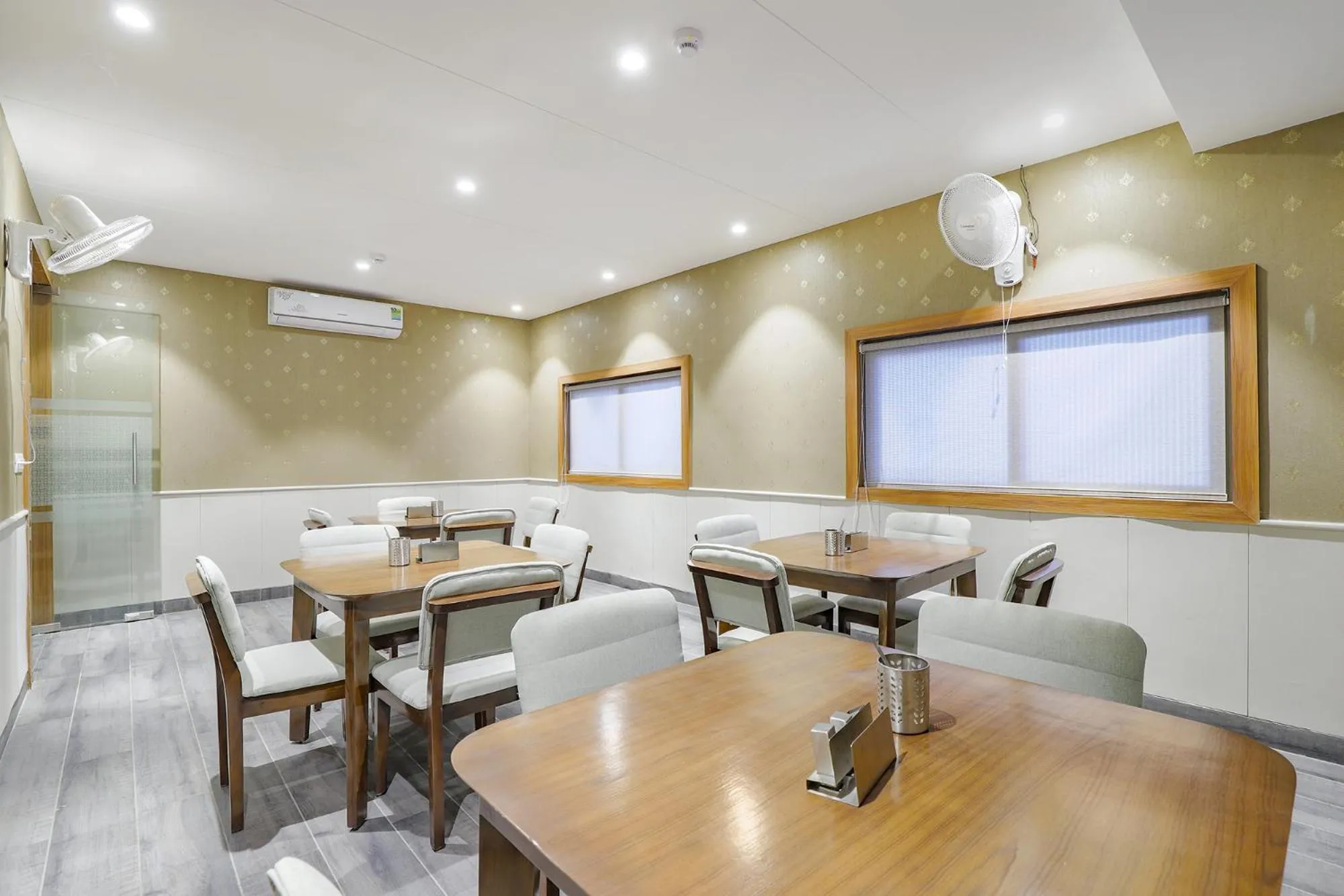 Restaurant/places to eat in FabHotel Meritus Inn