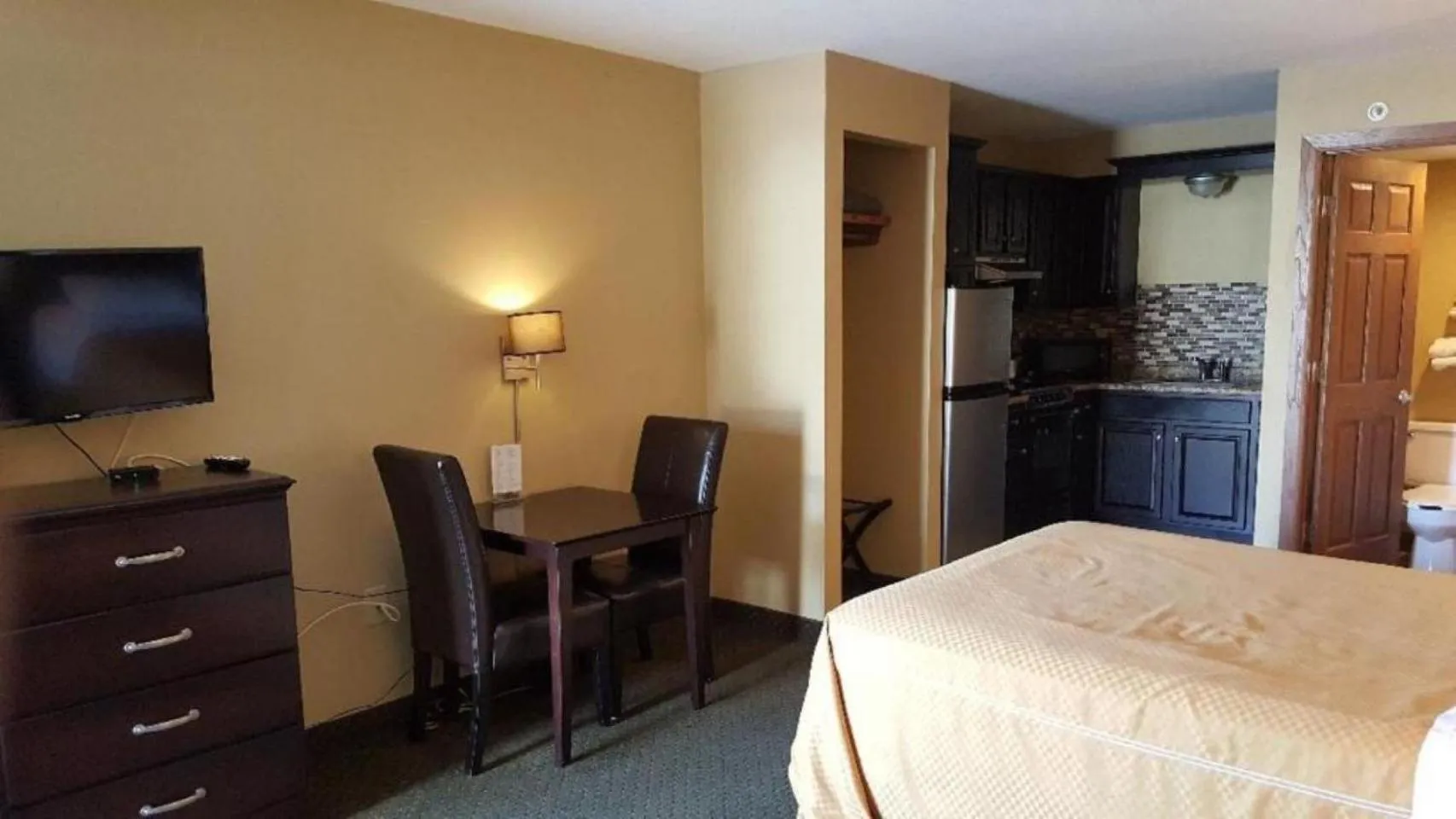 Dining area, Bed in Jackson Town House Inn