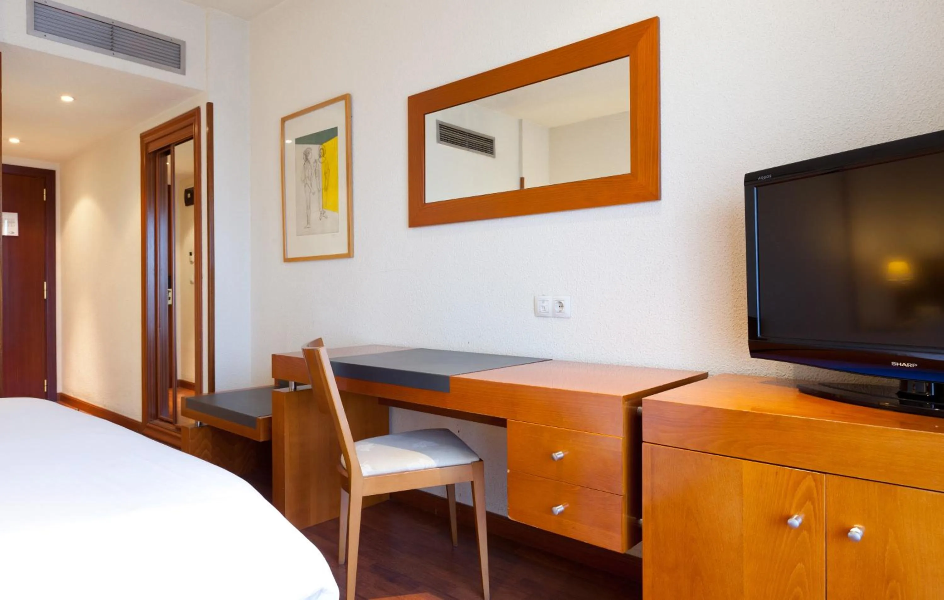 Photo of the whole room, Bed in Senator Barajas