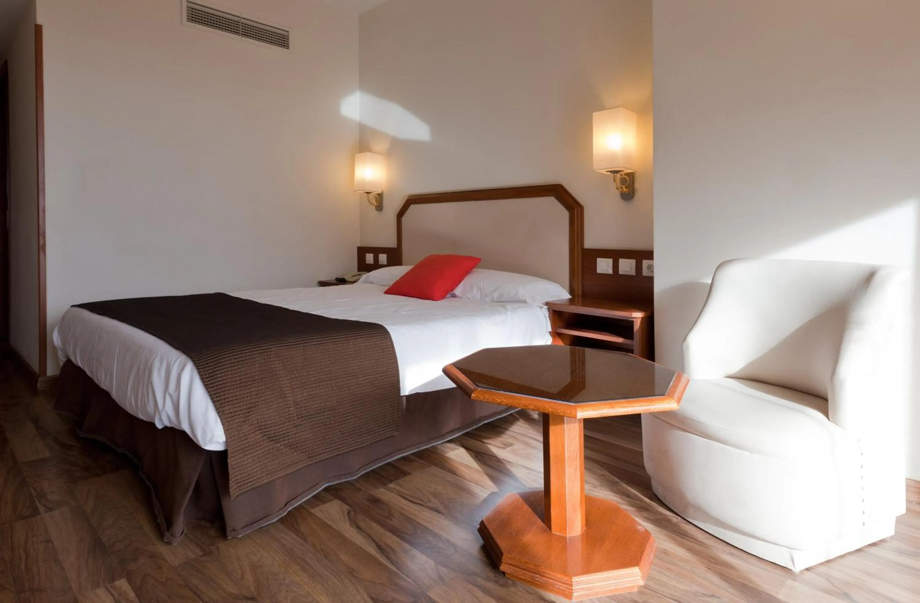 Photo of the whole room, Bed in Senator Barajas