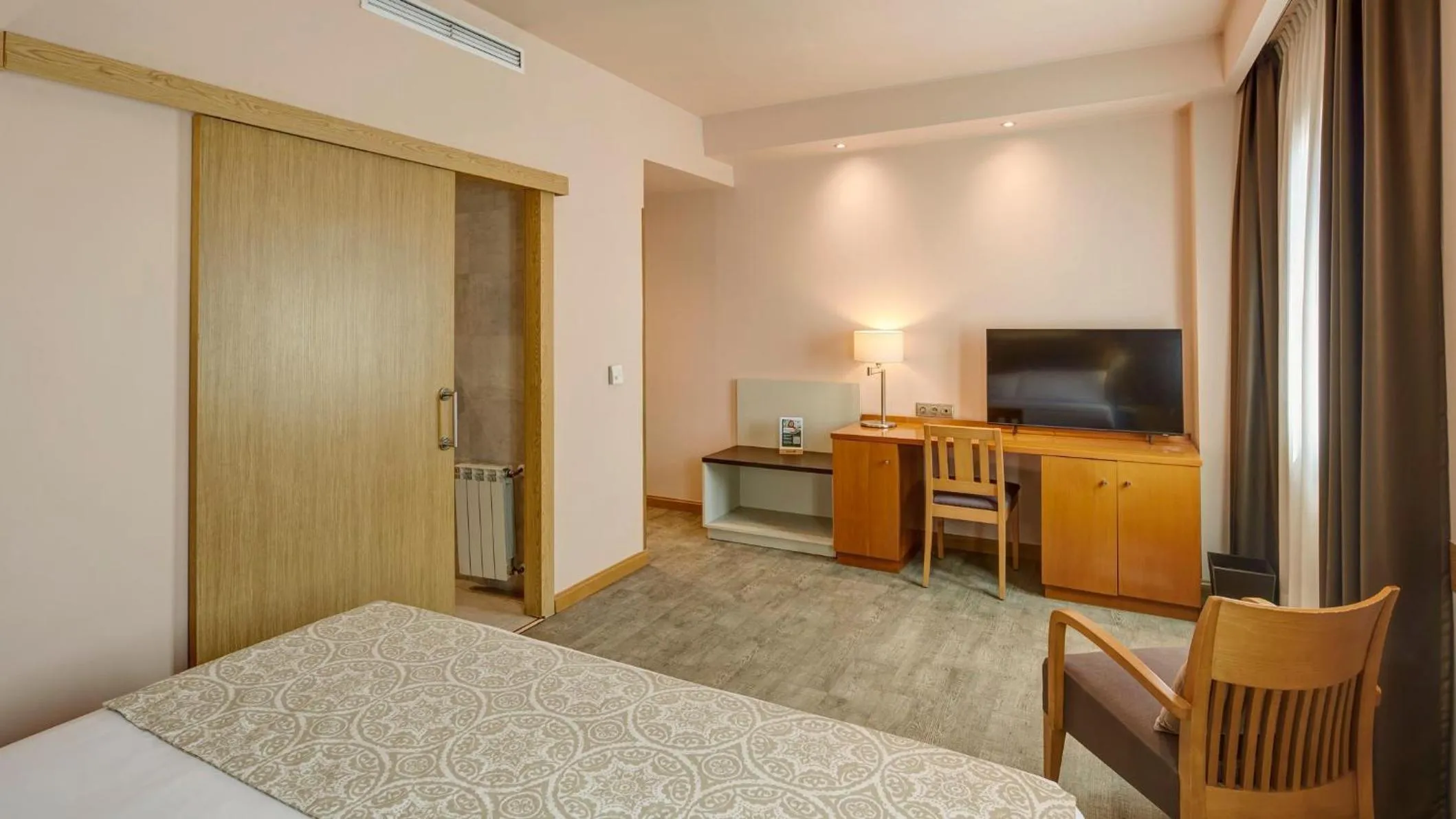 Photo of the whole room, Bed in Sercotel Alcalá 611