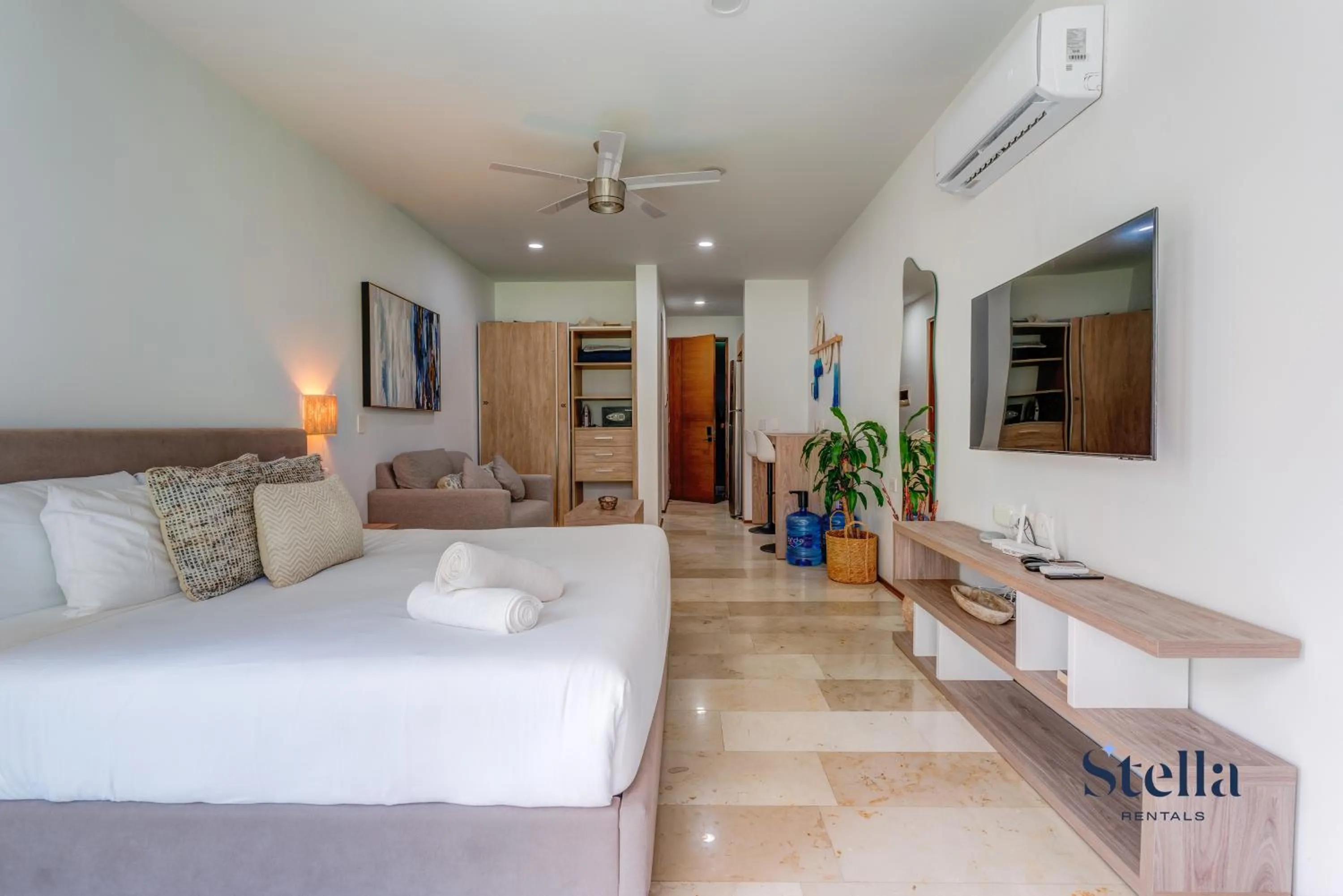 Bed in Oceanview Infinity Pool, Steps to 5th Ave & Beach