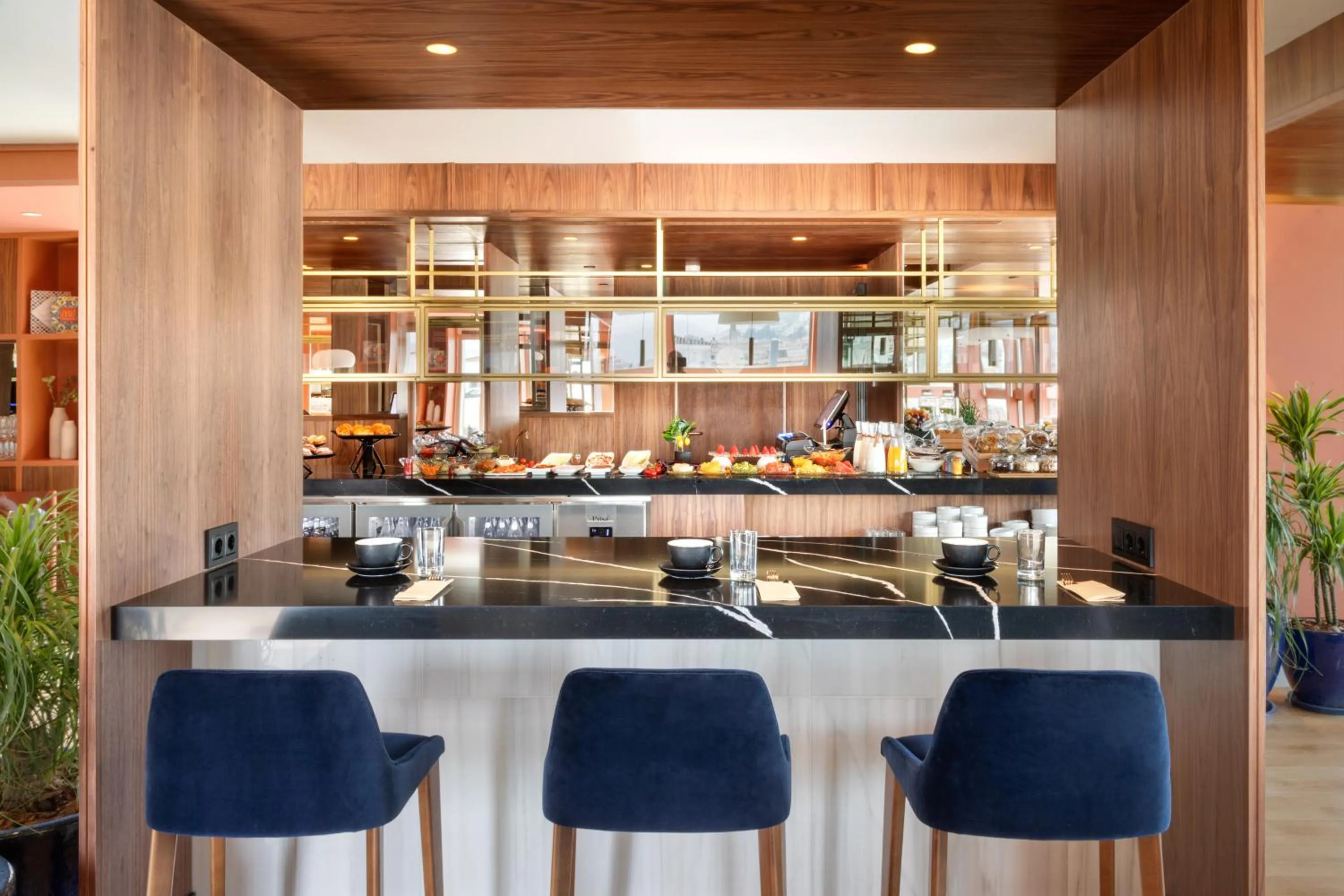 Restaurant/places to eat in Meliá Granada