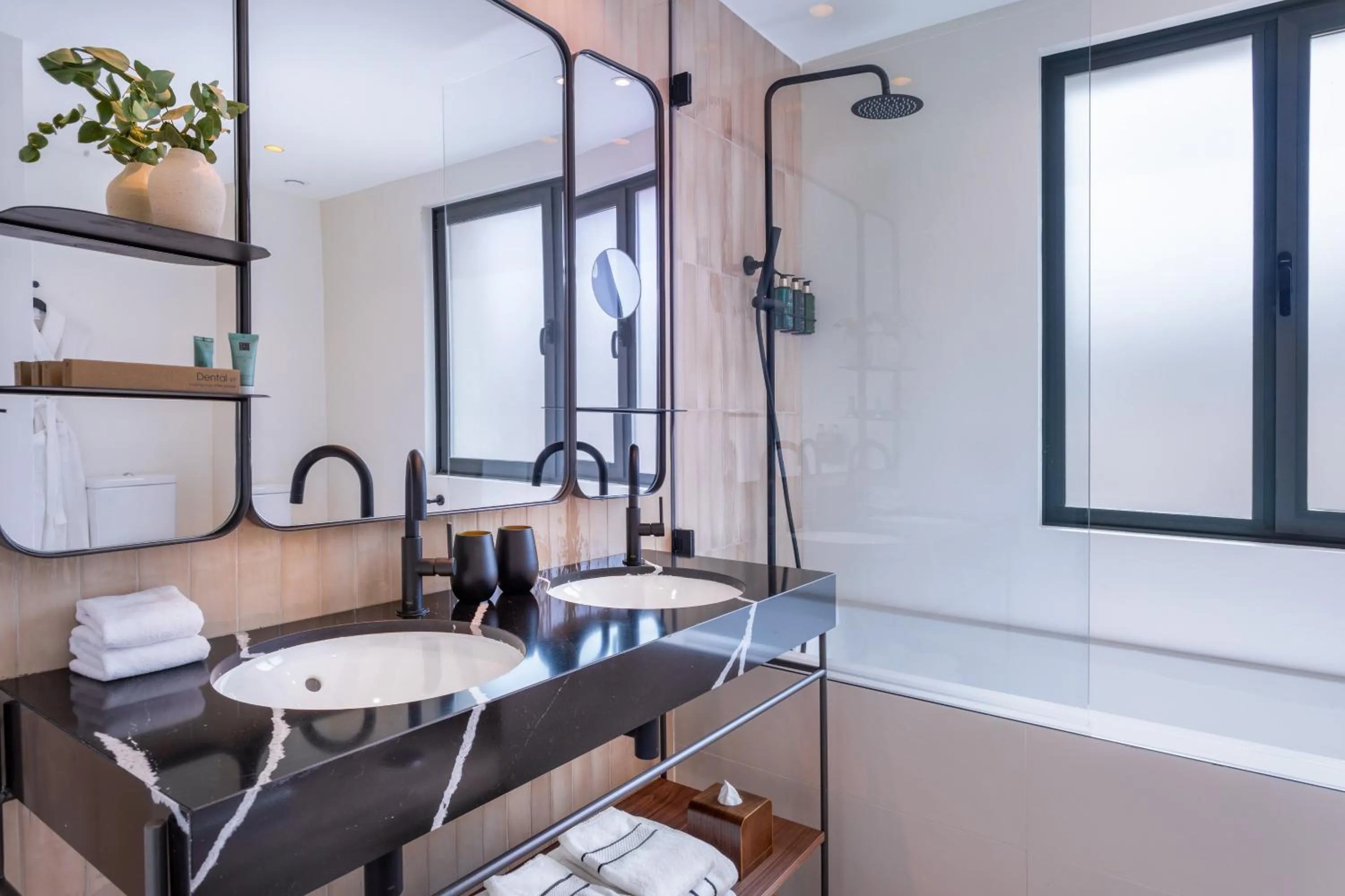 Shower in Meliá Granada