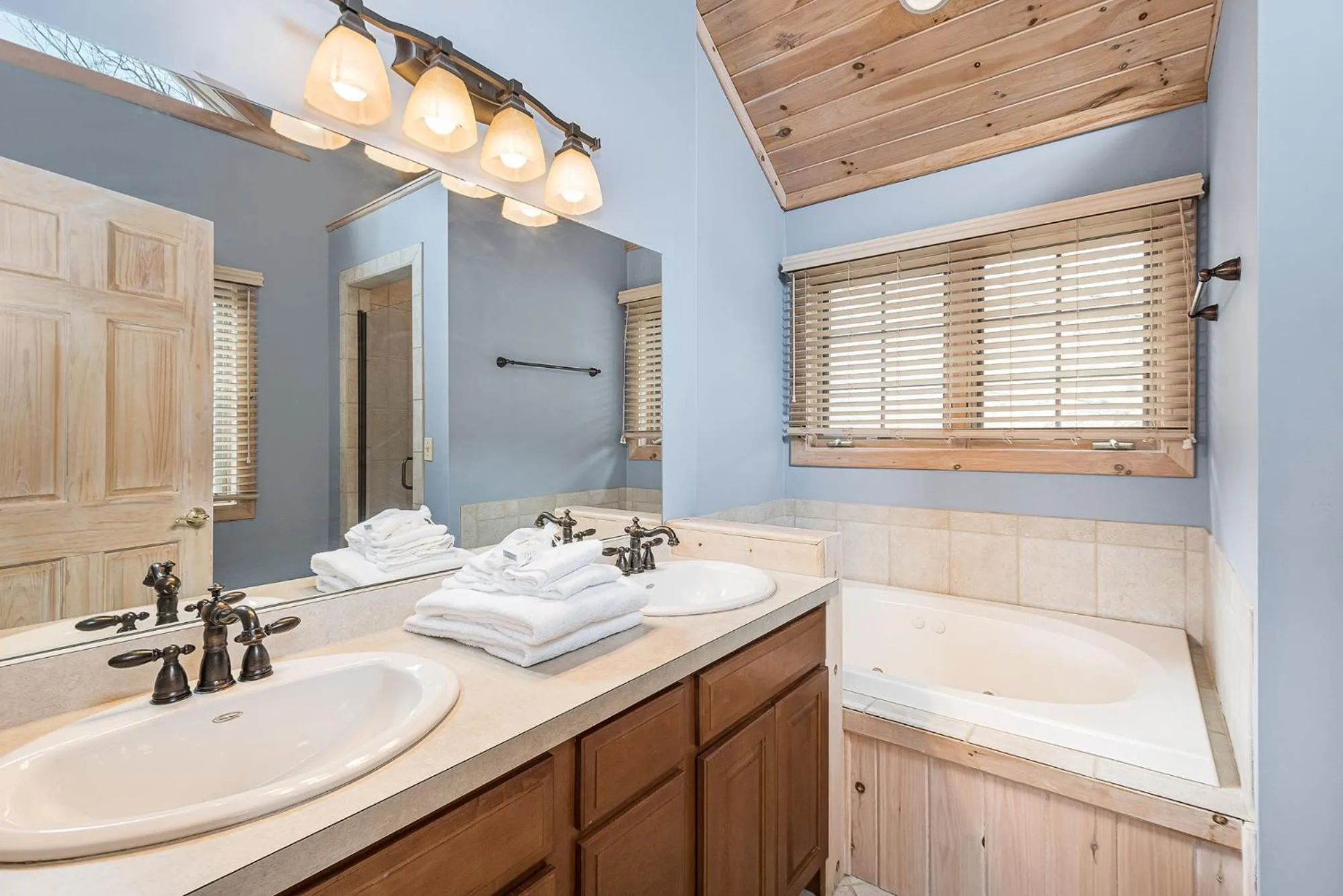 Property building in Glass Mountain Lodge