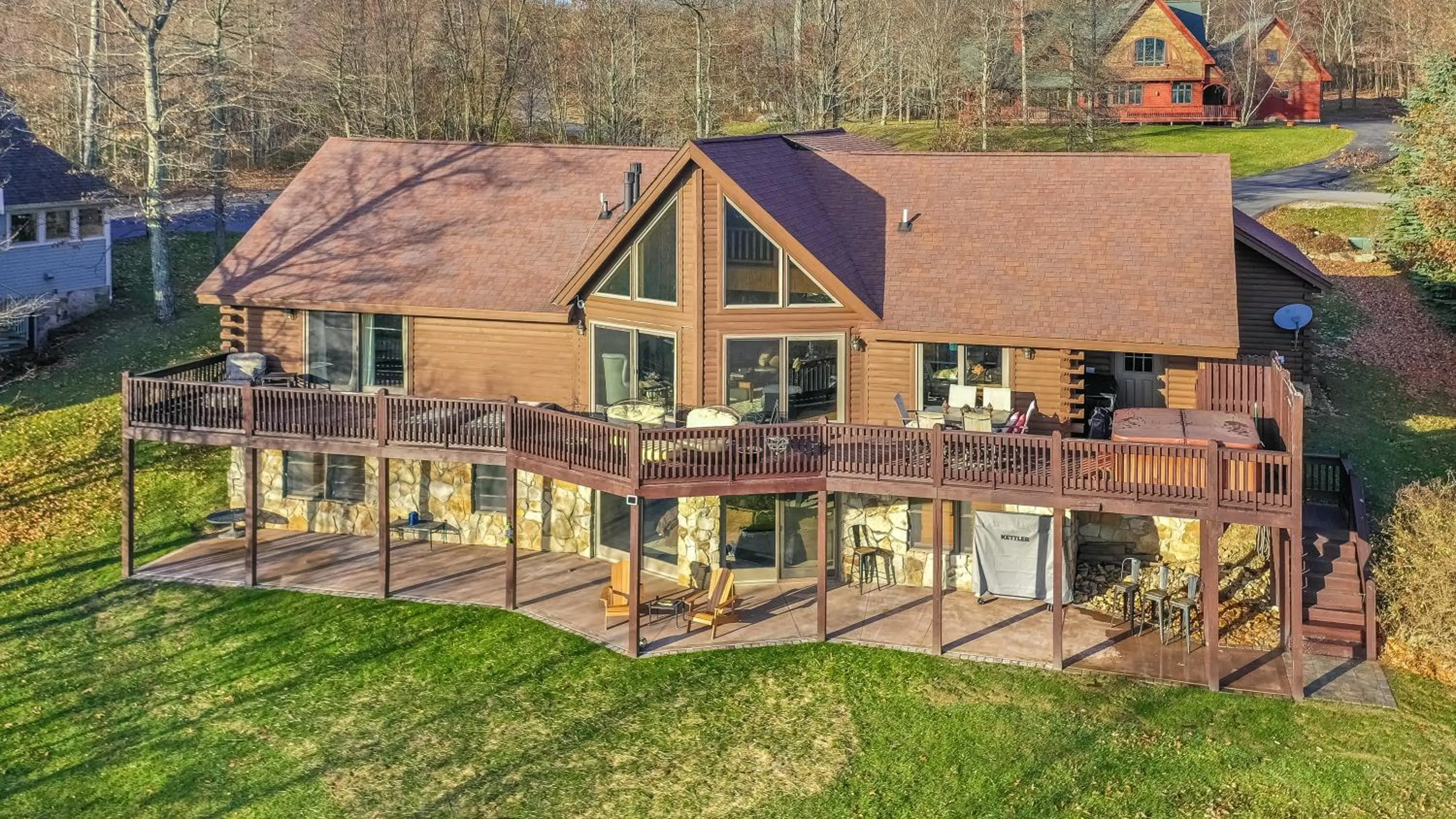 Property building in Happyplace Hideaway