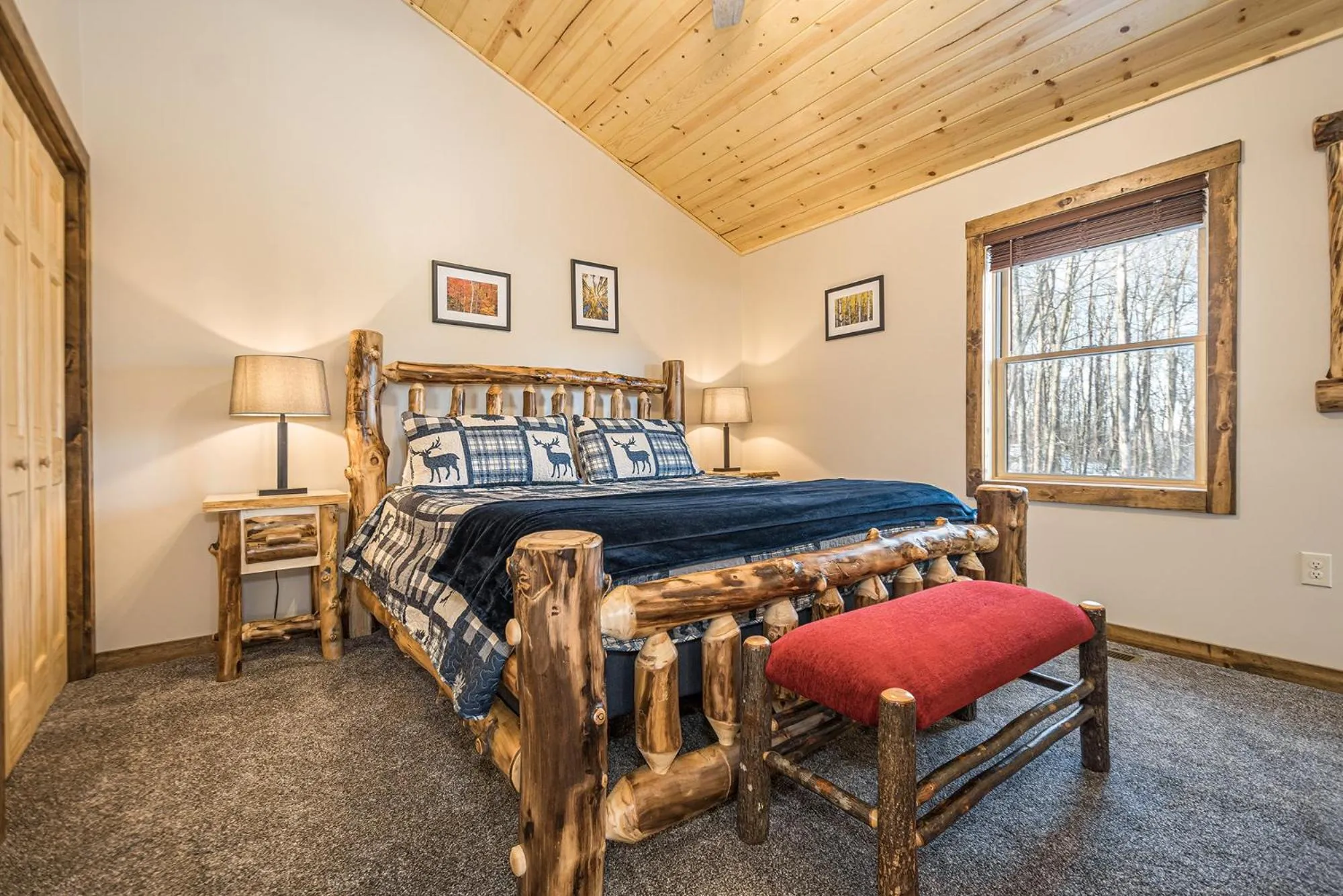 Property building, Bed in Honey Bear Hideaway