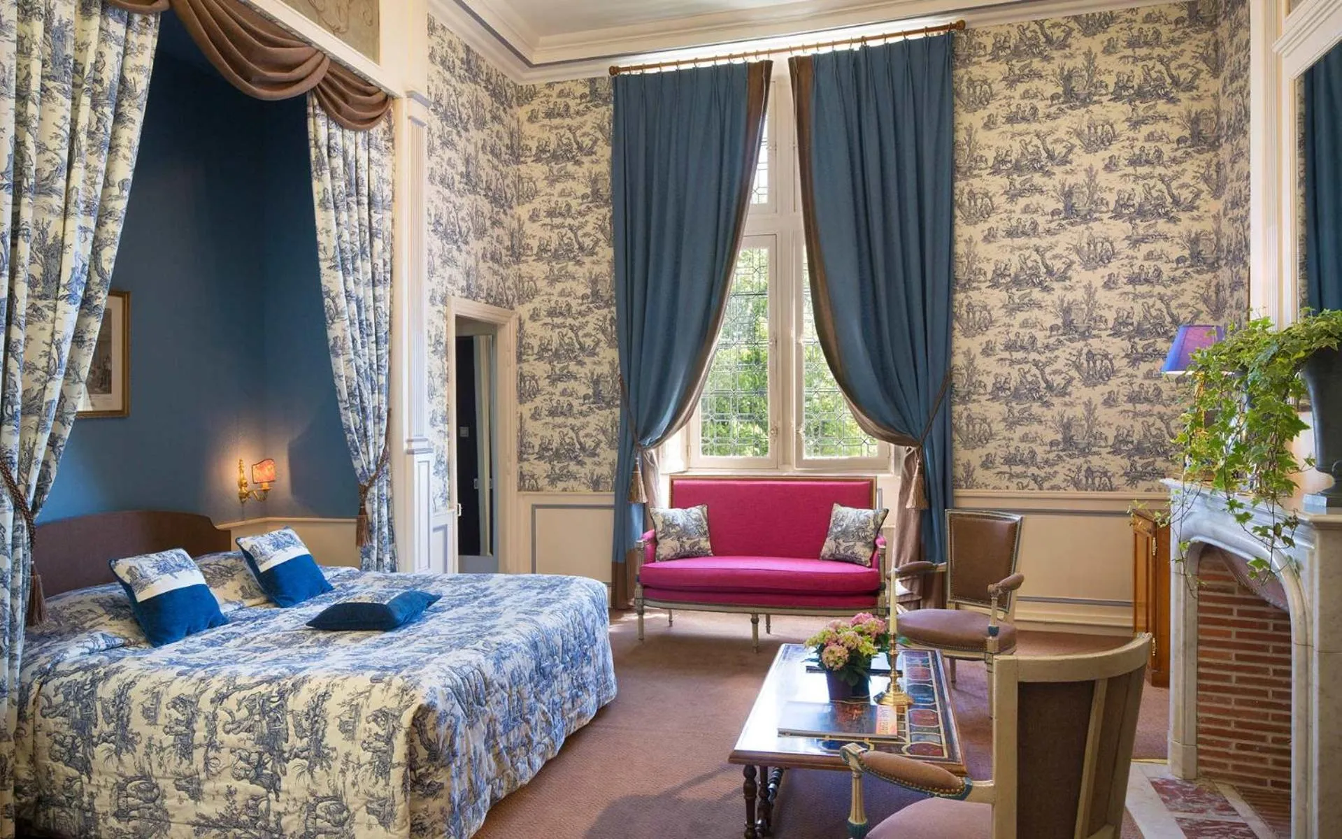 Bedroom, Bed in Château de Noizay - ChâteauZen