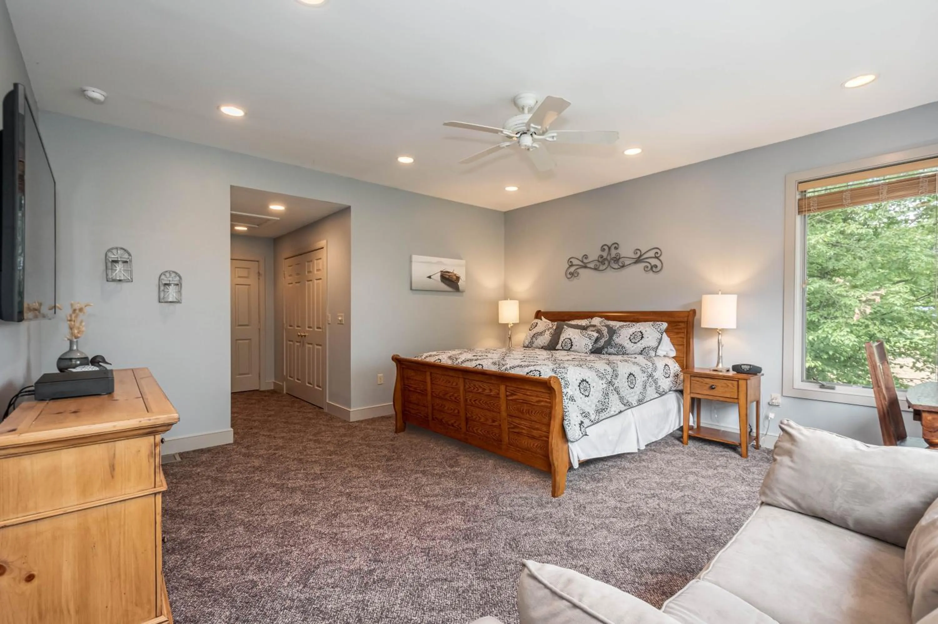 Property building, Bed in Main Street Retreat