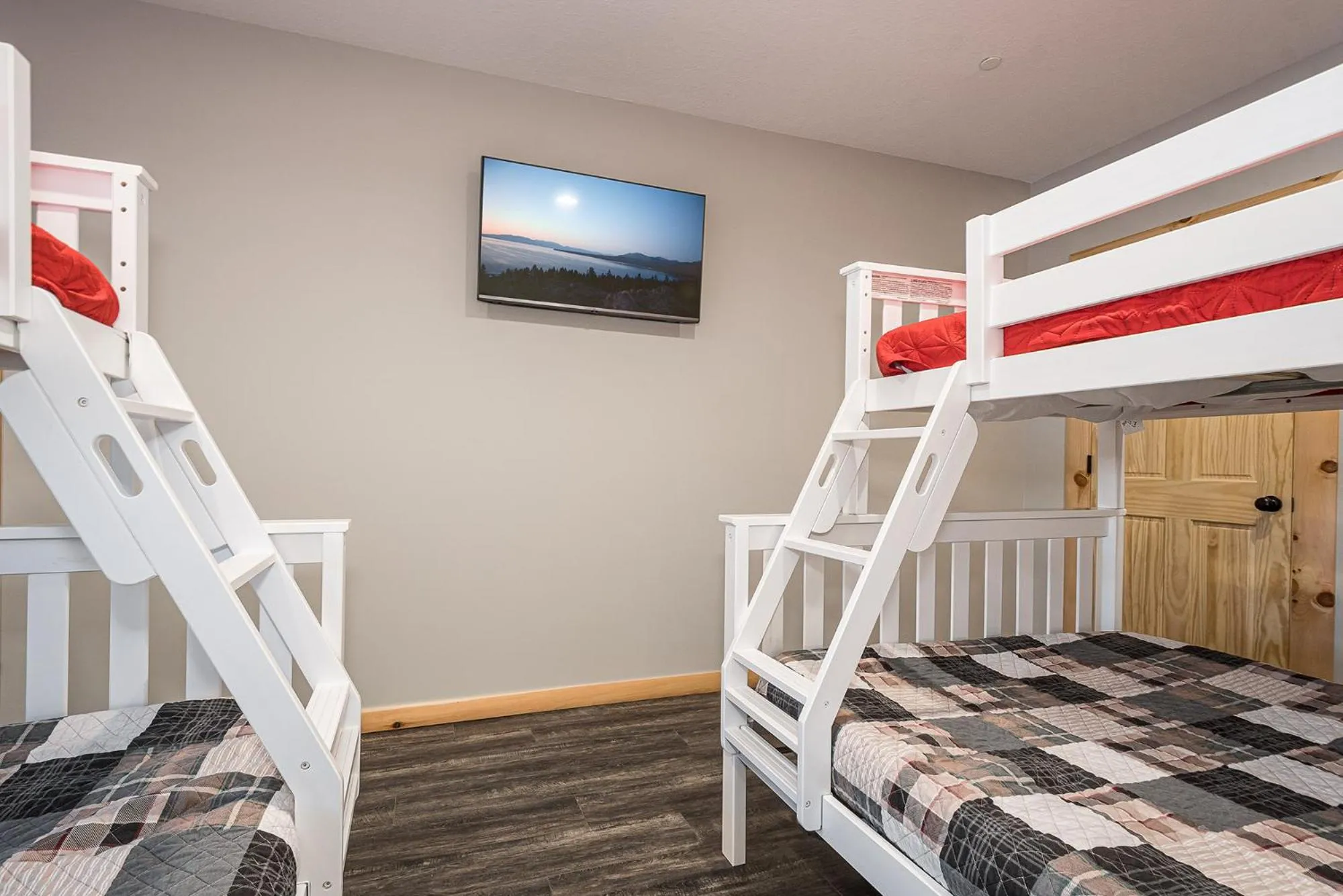 Bed in Mountain Crest Lodge