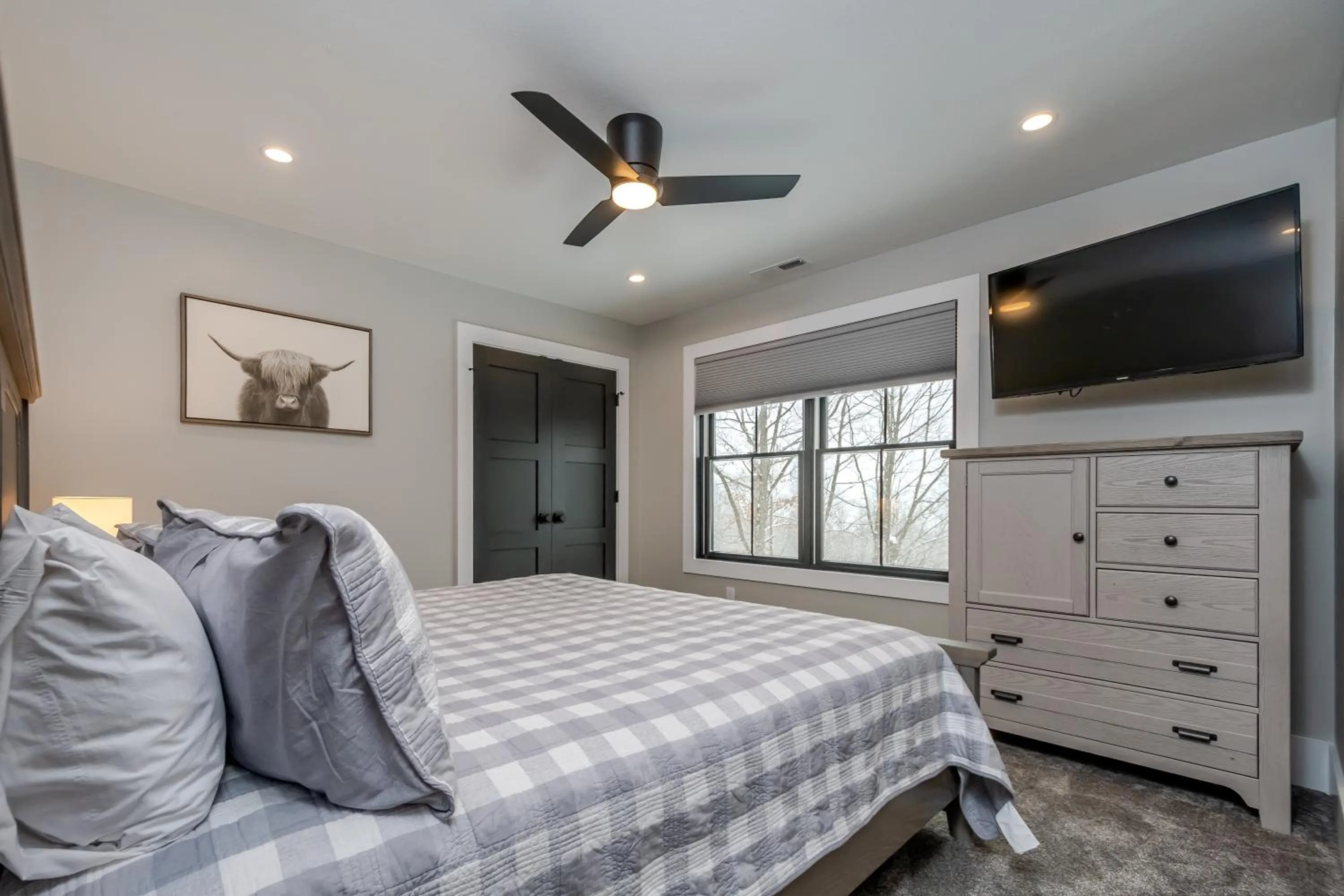 Property building, Bed in No Black Tie Affair