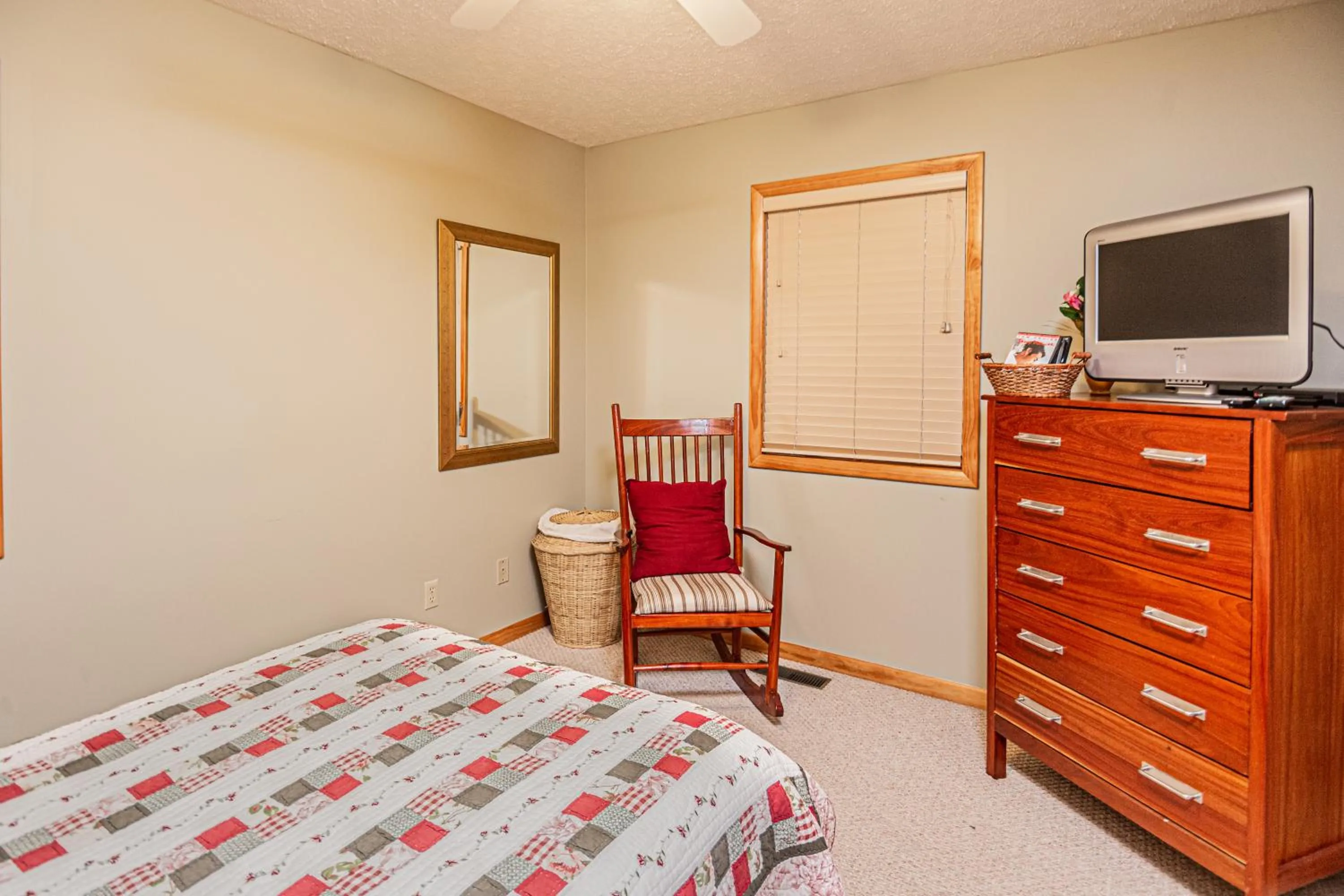 Property building, Bed in Tarenga House