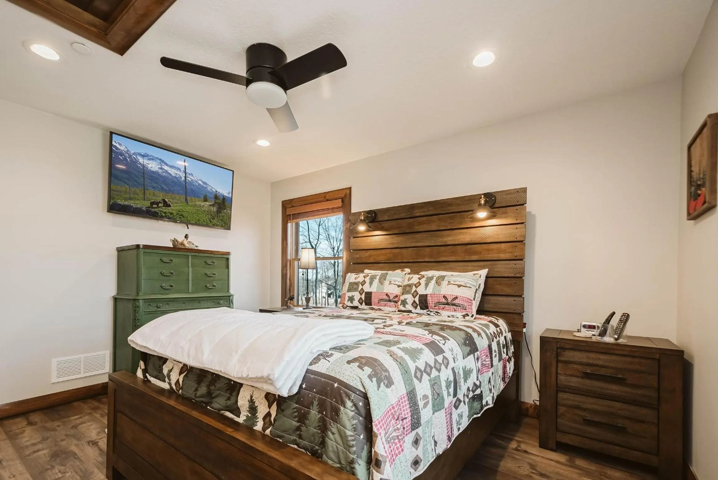 Property building, Bed in Water & Mountain Retreat