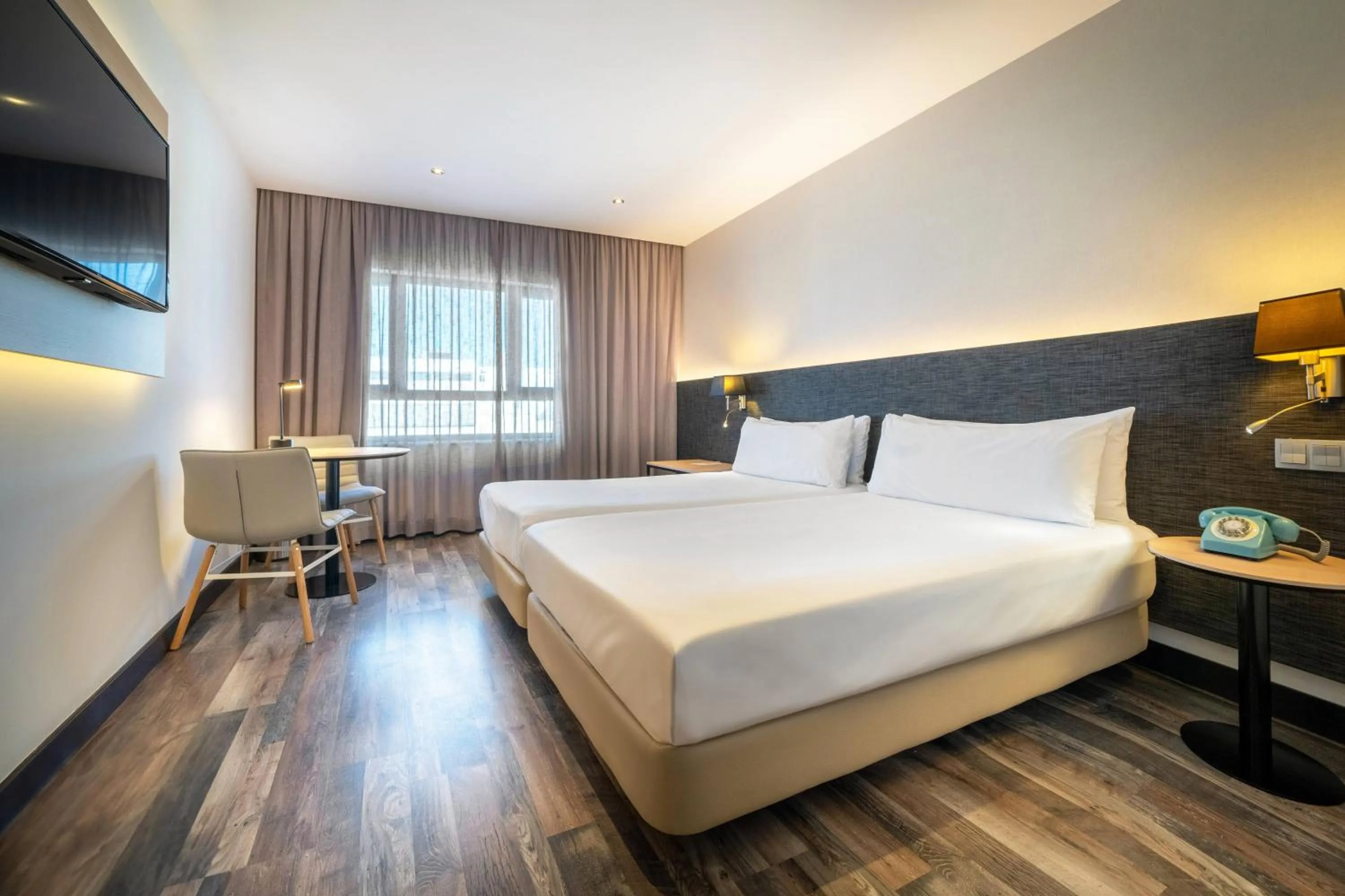 Property building, Bed in Hotel Cádiz Paseo del Mar Affiliated by Meliá