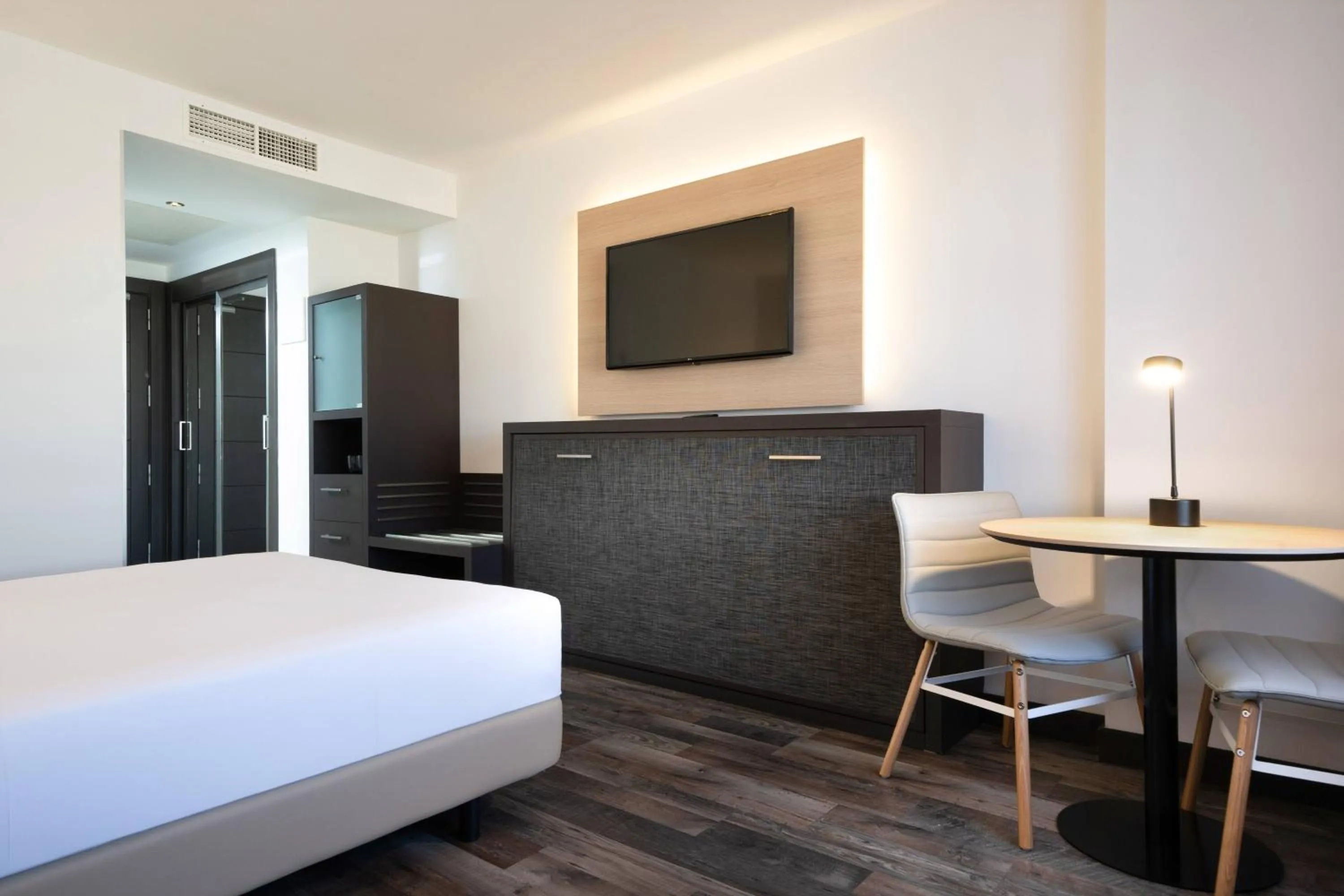 Property building, Bed in Hotel Cádiz Paseo del Mar Affiliated by Meliá