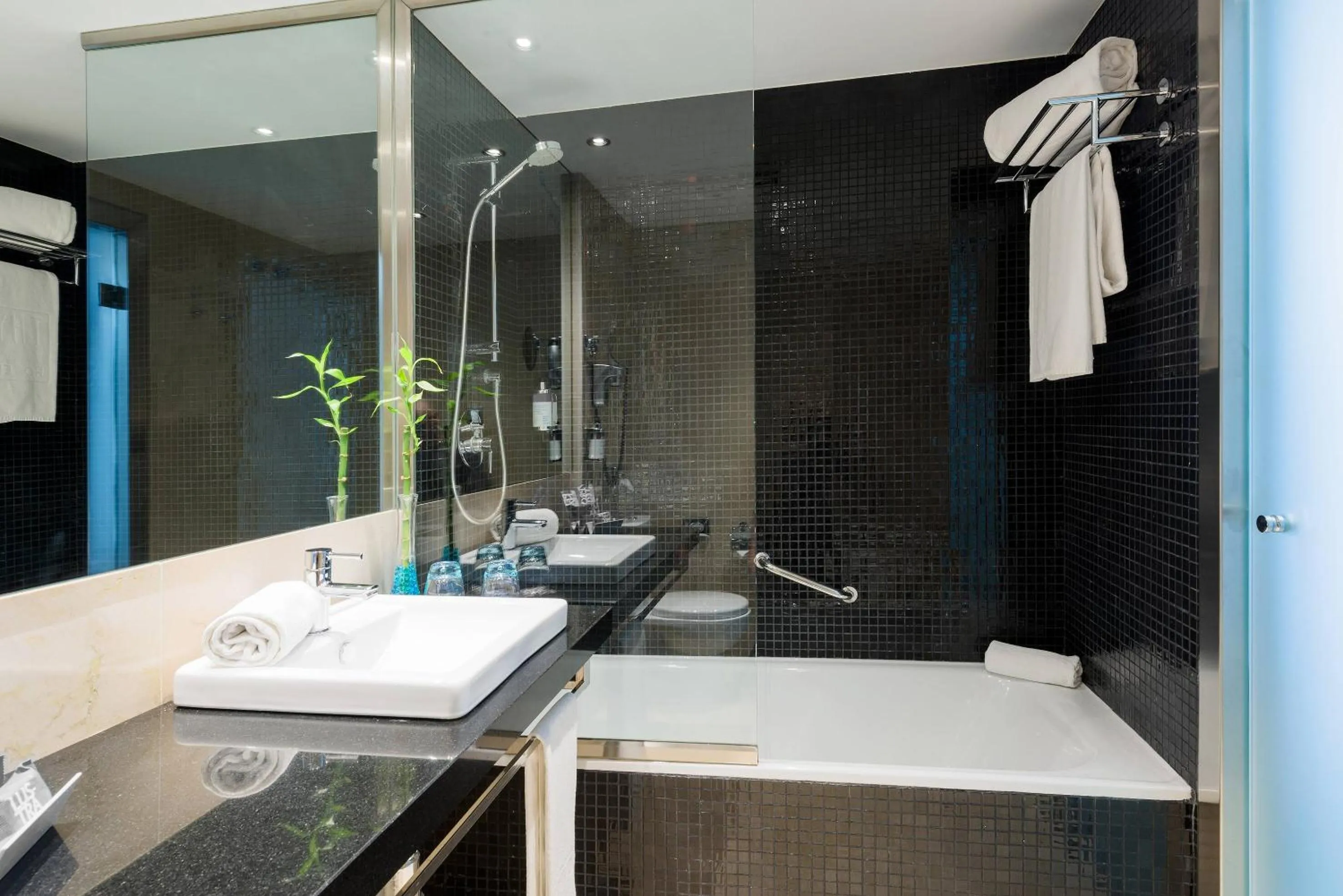 Bathroom in Hotel Cádiz Paseo del Mar Affiliated by Meliá