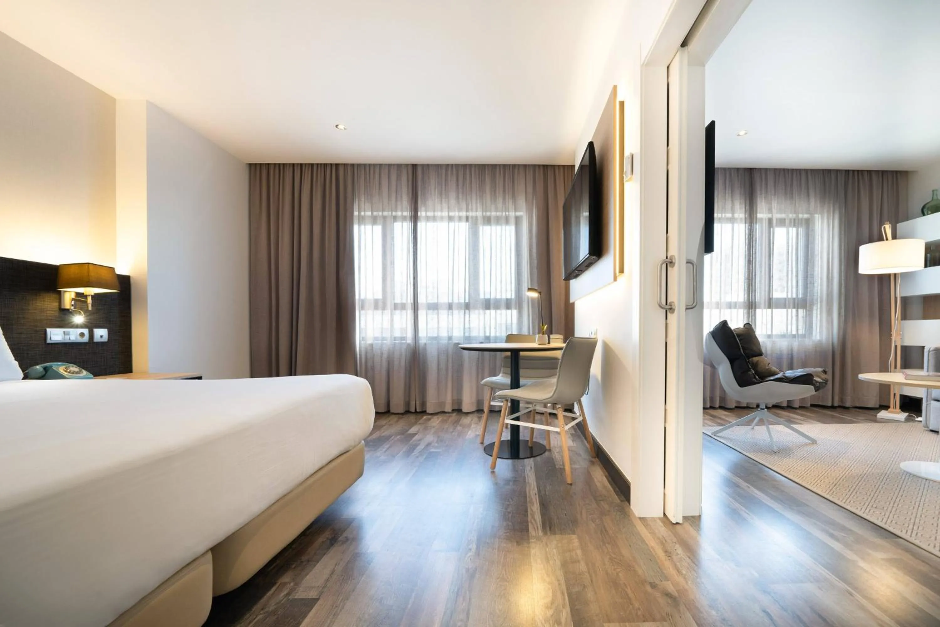 Property building, Bed in Hotel Cádiz Paseo del Mar Affiliated by Meliá