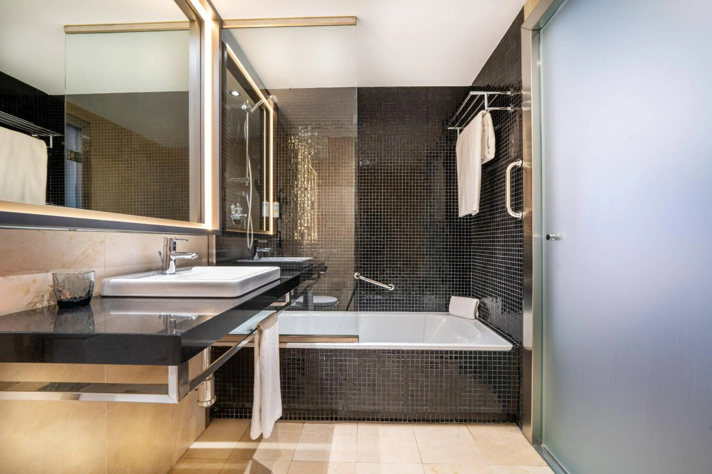 Bathroom in Hotel Cádiz Paseo del Mar Affiliated by Meliá