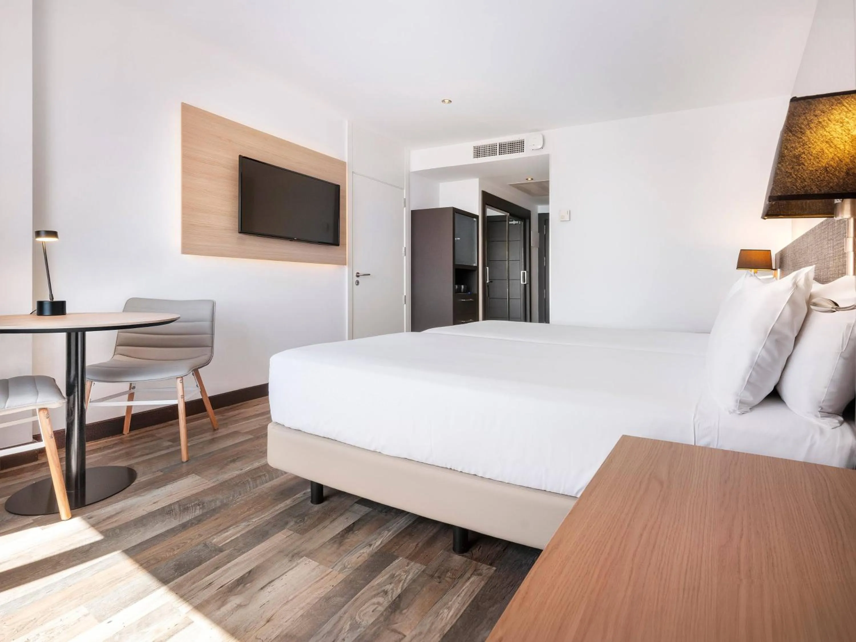 Bed in Hotel Cádiz Paseo del Mar Affiliated by Meliá