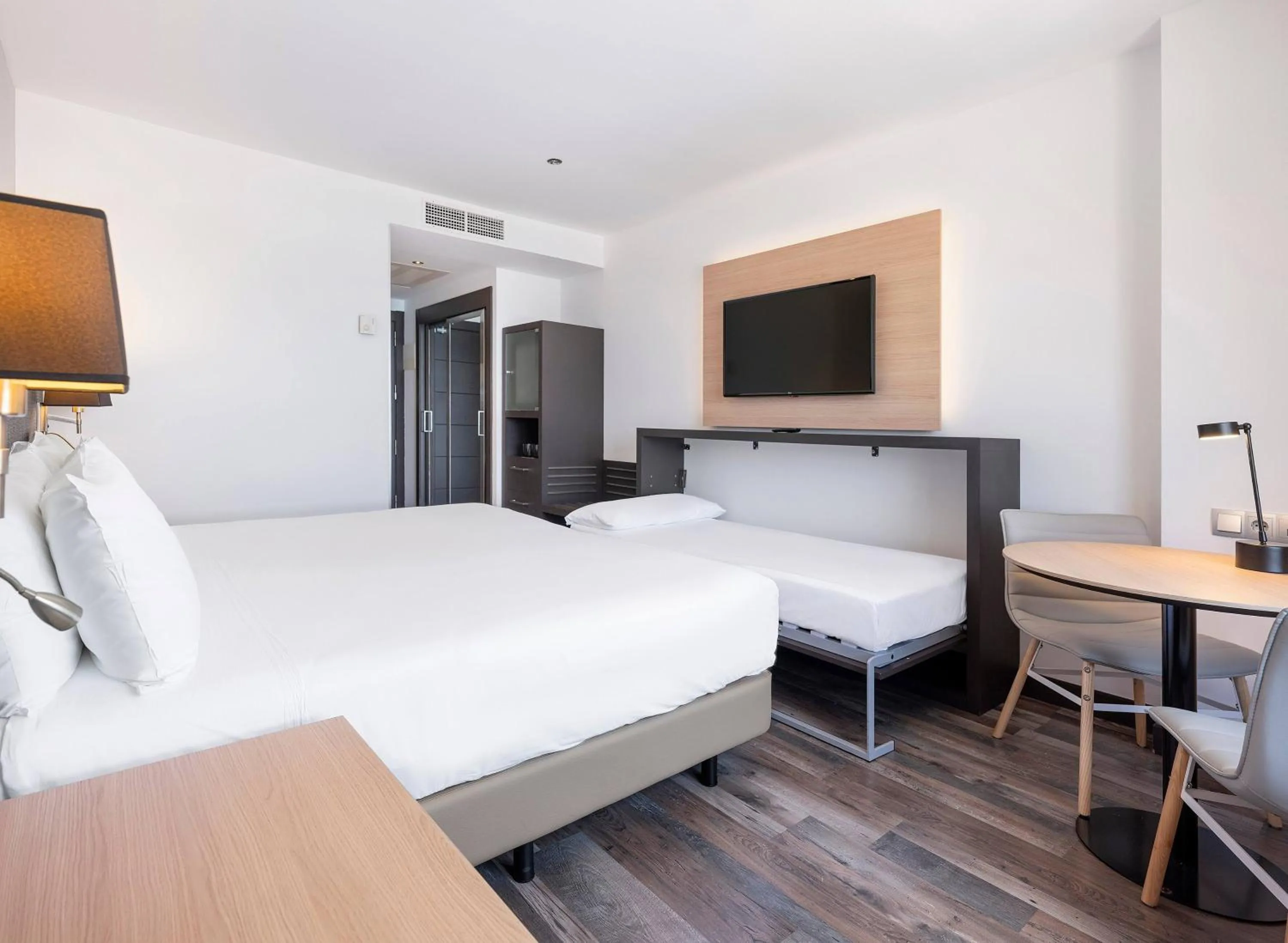 Property building, Bed in Hotel Cádiz Paseo del Mar Affiliated by Meliá