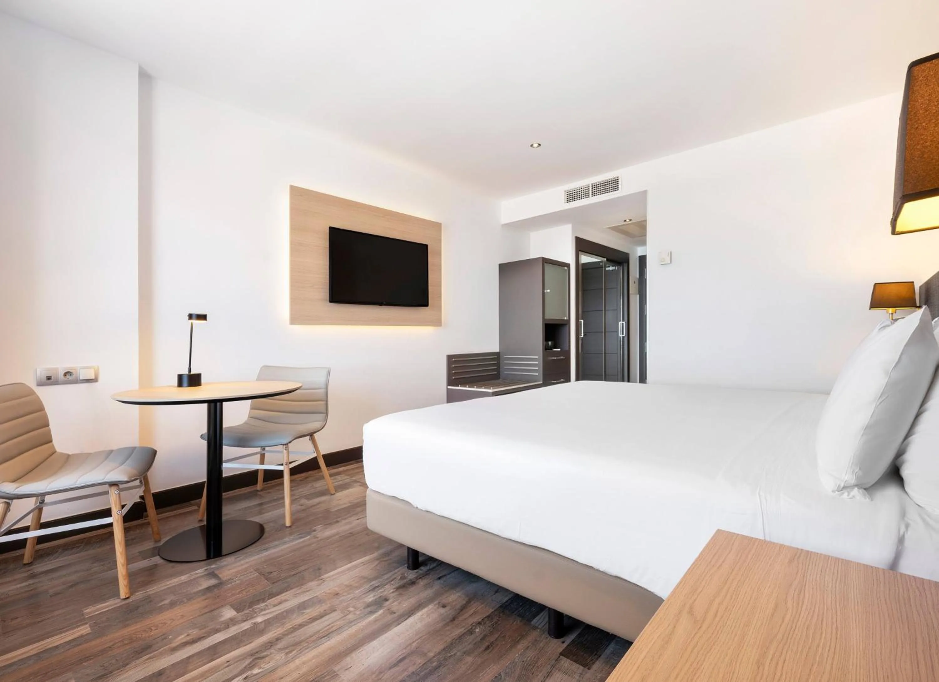 Bed in Hotel Cádiz Paseo del Mar Affiliated by Meliá