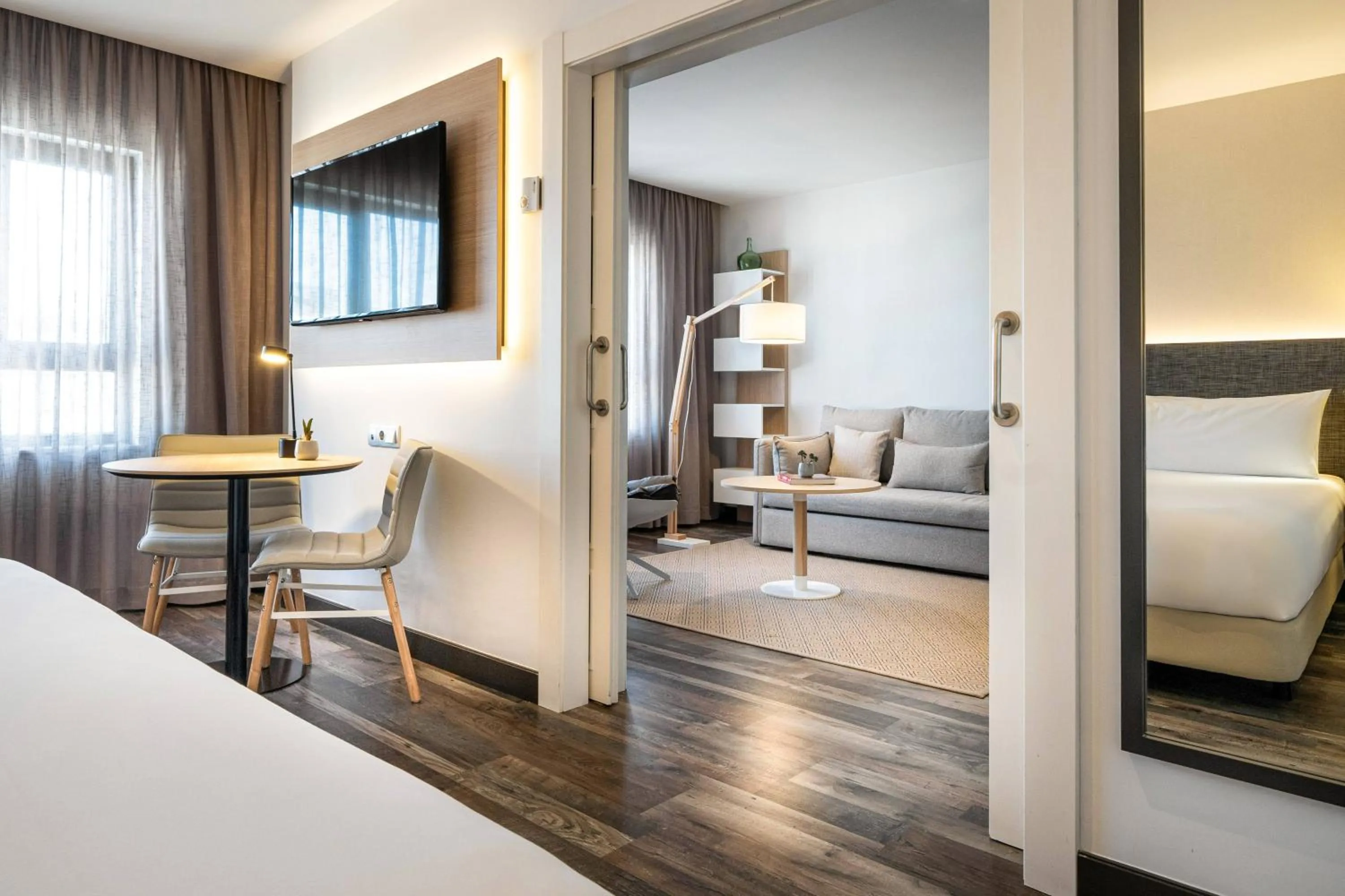 Property building, Bed in Hotel Cádiz Paseo del Mar Affiliated by Meliá