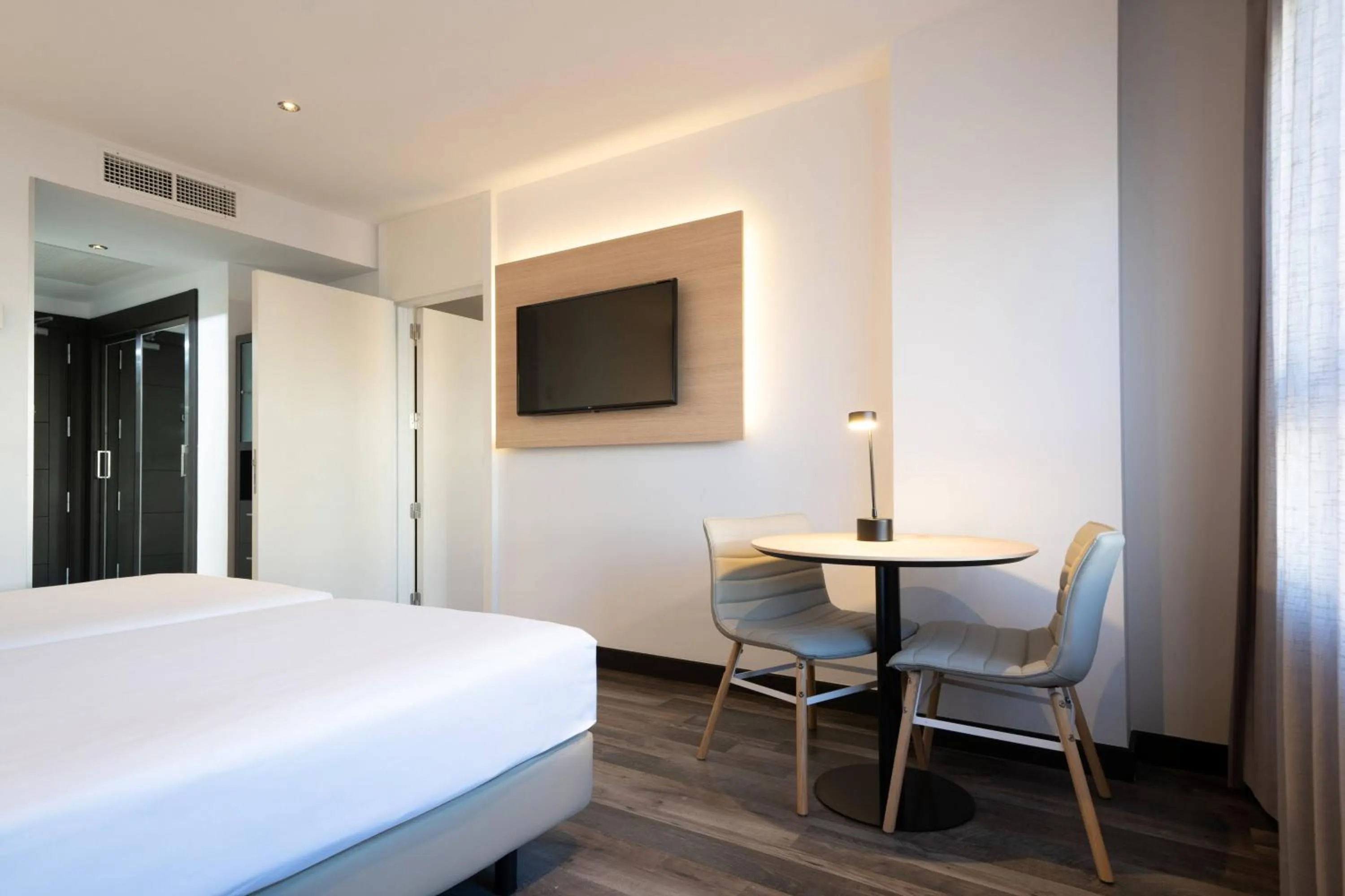 Property building, Bed in Hotel Cádiz Paseo del Mar Affiliated by Meliá