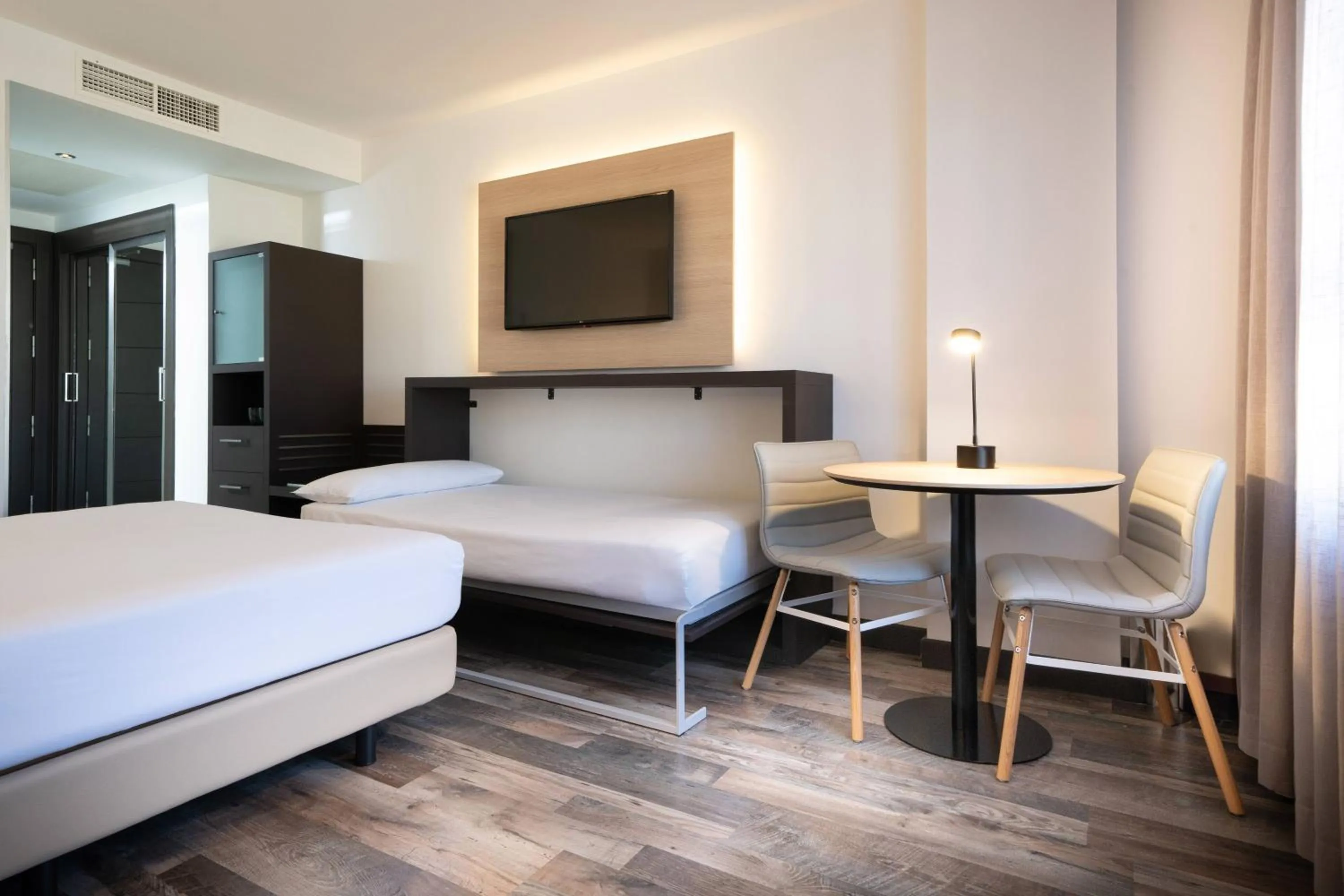 Property building, Bed in Hotel Cádiz Paseo del Mar Affiliated by Meliá