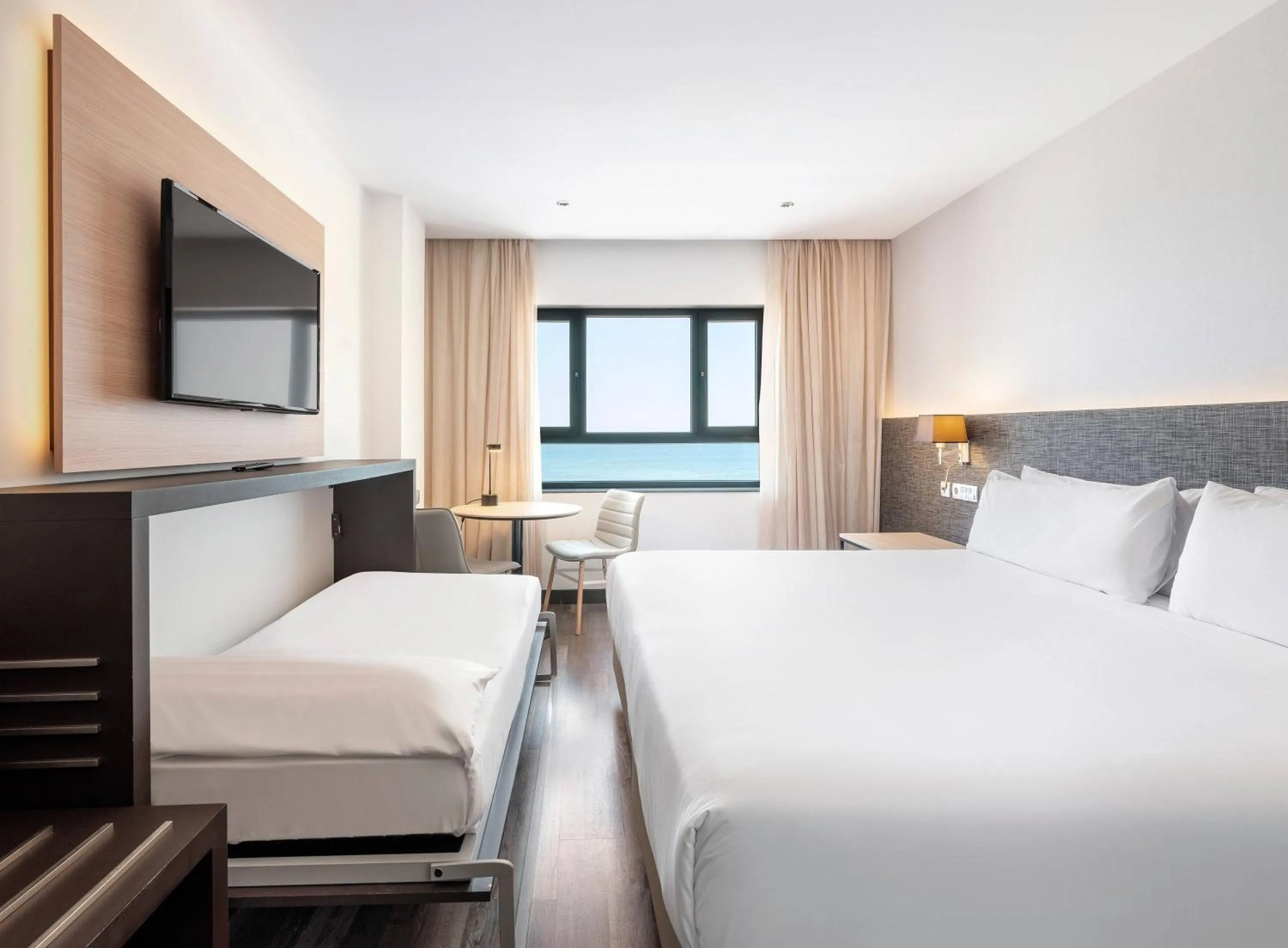 Property building, Bed in Hotel Cádiz Paseo del Mar Affiliated by Meliá