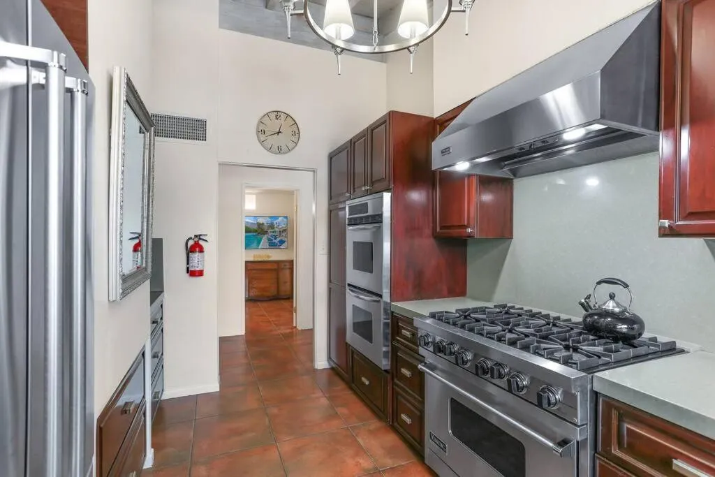 Near Downtown Palm Springs, 7 BD 7 BTH, 80FT Pool, Pickleball