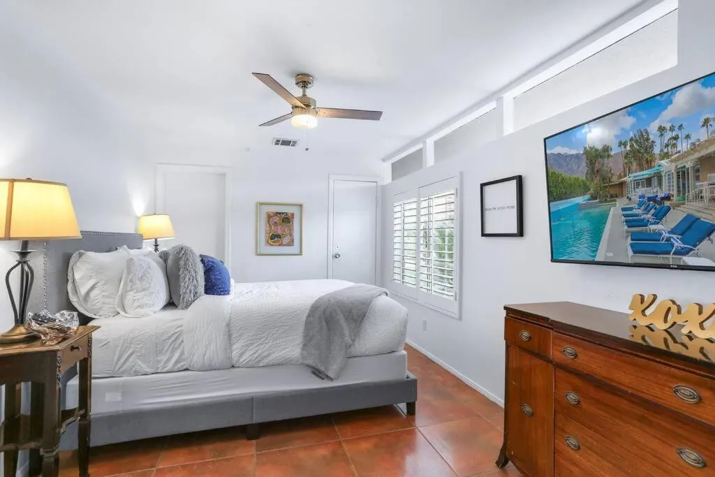Bed in Near Downtown Palm Springs, 7 BD 7 BTH, 80FT Pool, Pickleball
